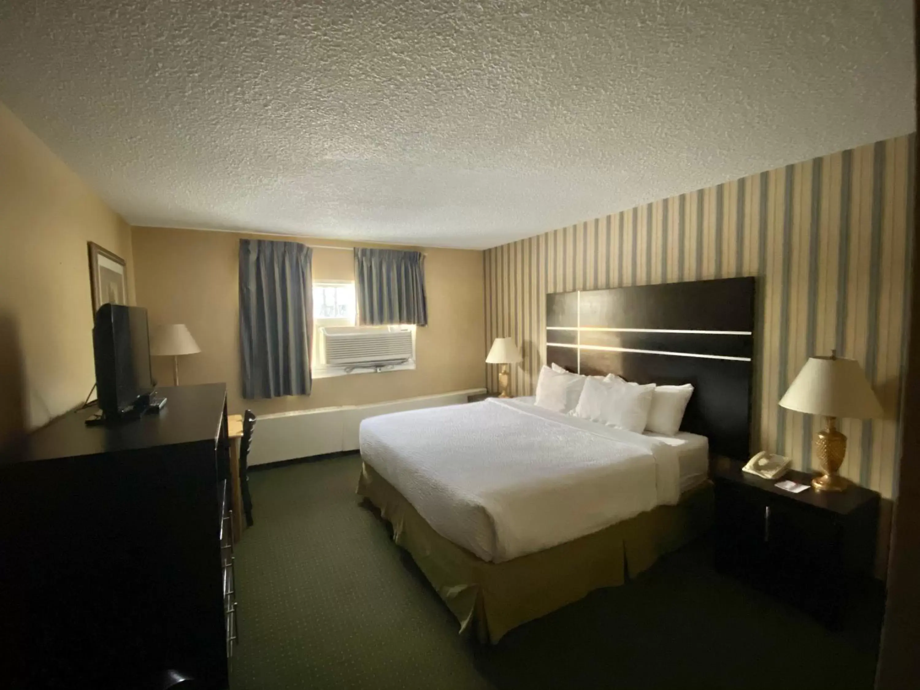 Bedroom, Bed in Ramada by Wyndham Whitecourt