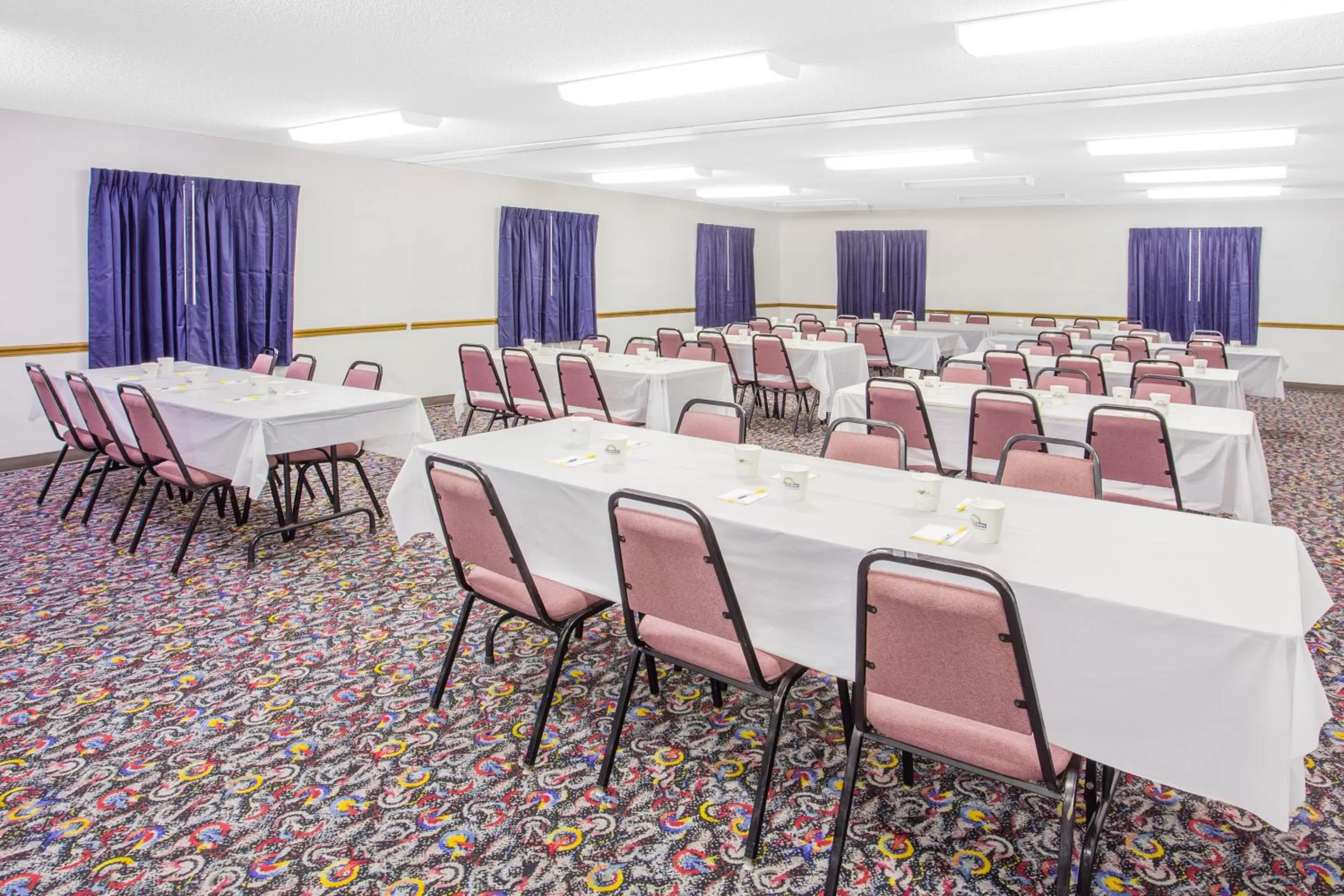 Meeting/conference room in Days Inn by Wyndham Lake Village