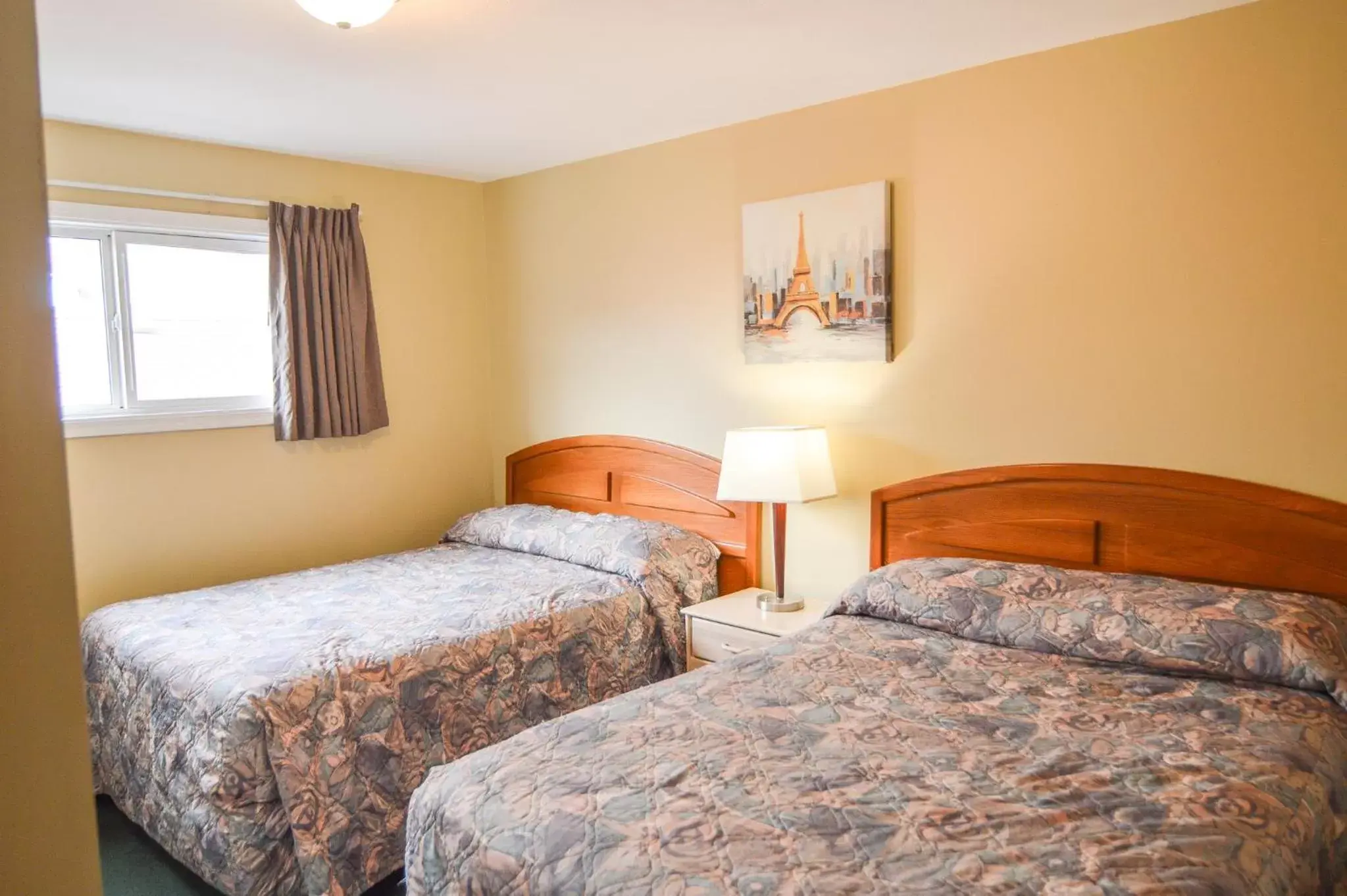 Bedroom, Bed in Shoreline Resort Condominiums