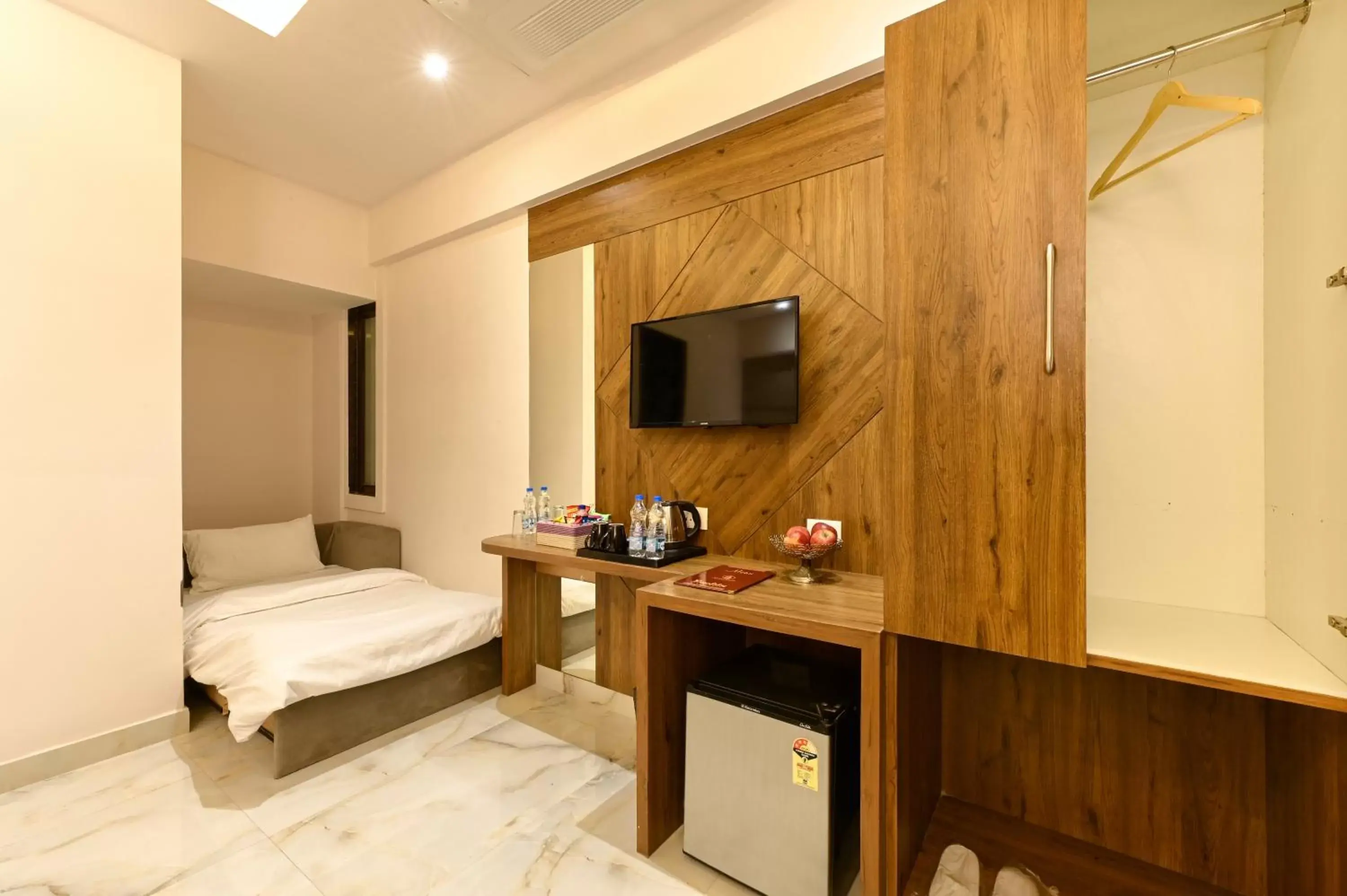 Bed, TV/Entertainment Center in Hotel Avalon Palms Agra