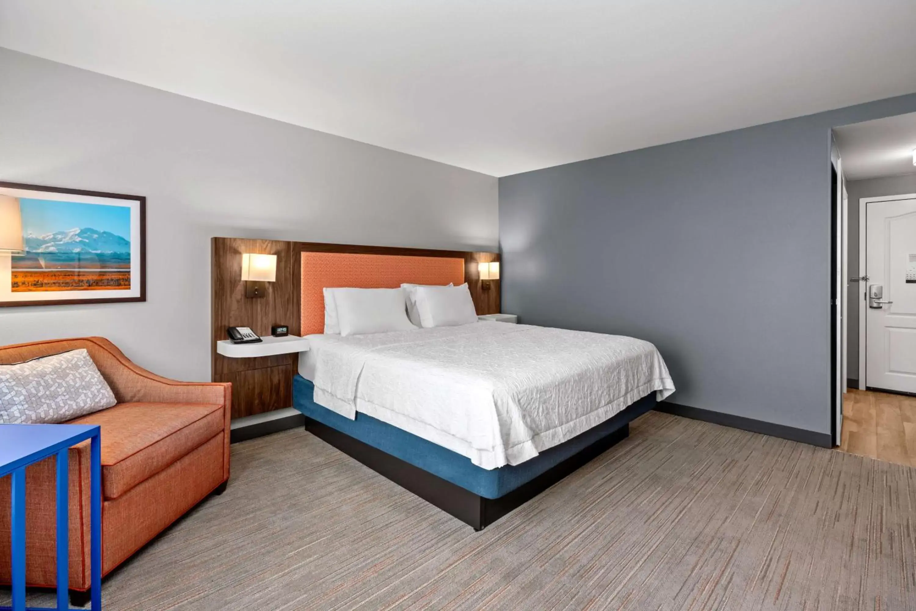 Living room, Bed in Hampton Inn & Suites Fairbanks