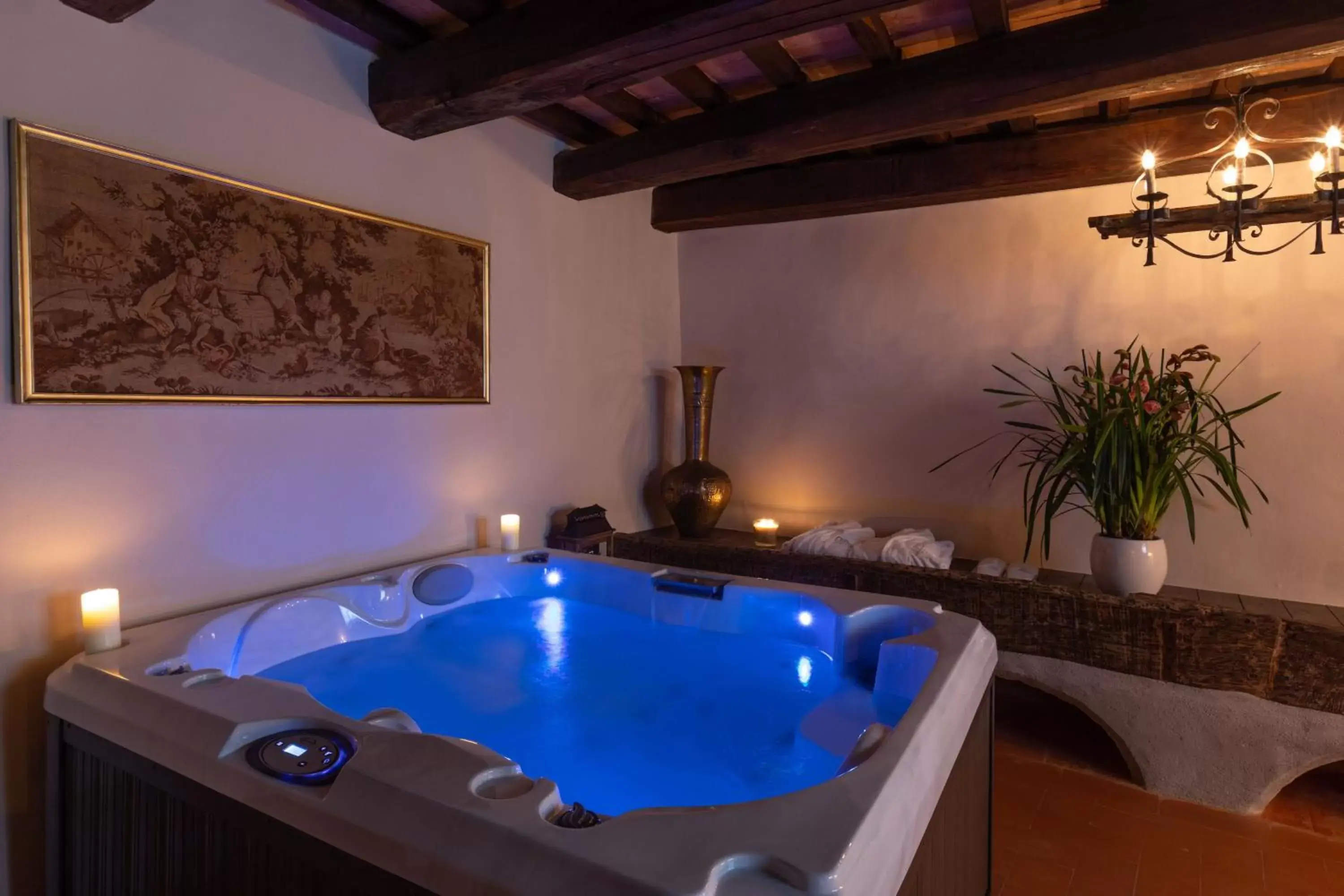 Hot Tub, Swimming Pool in Borgo Petroro