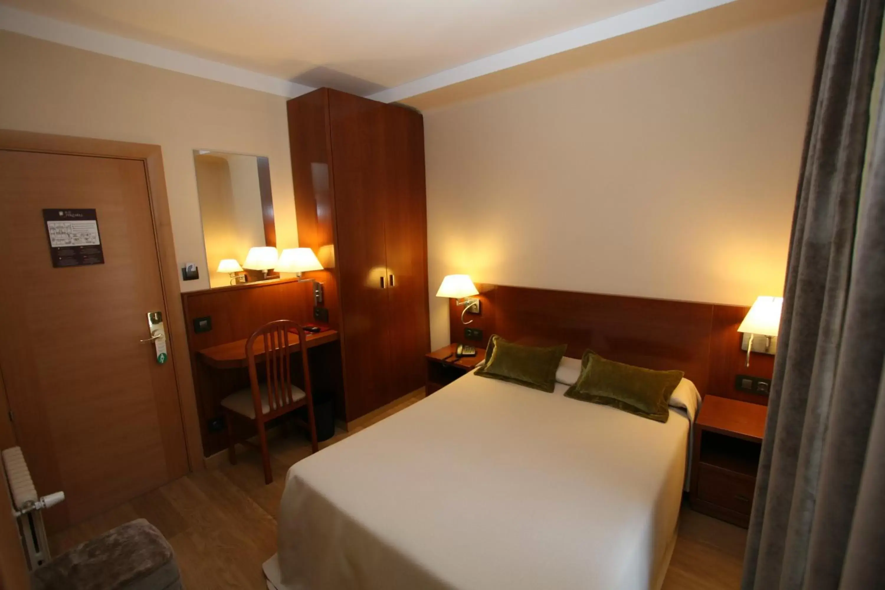 Bedroom, Bed in Hotel Pyrénées