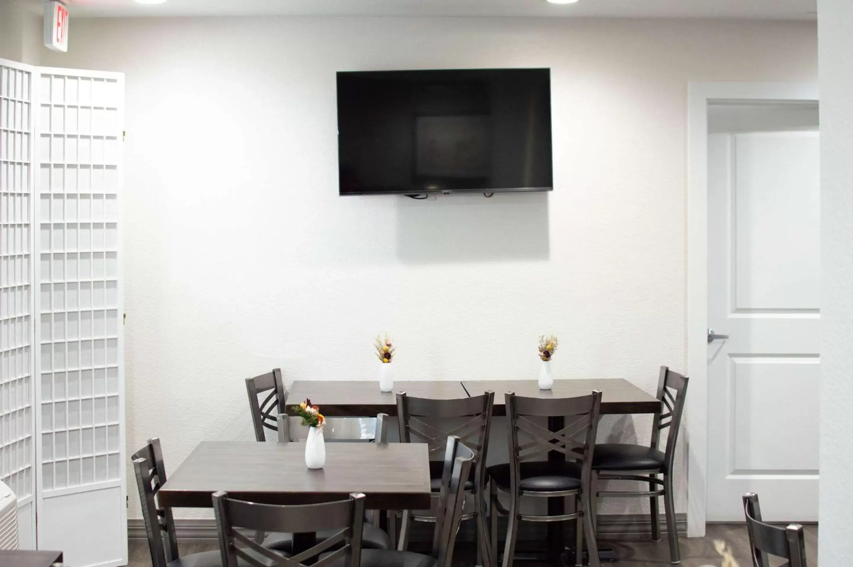 Breakfast, TV/Entertainment Center in Hillstone Inn Tulare, Ascend Hotel Collection