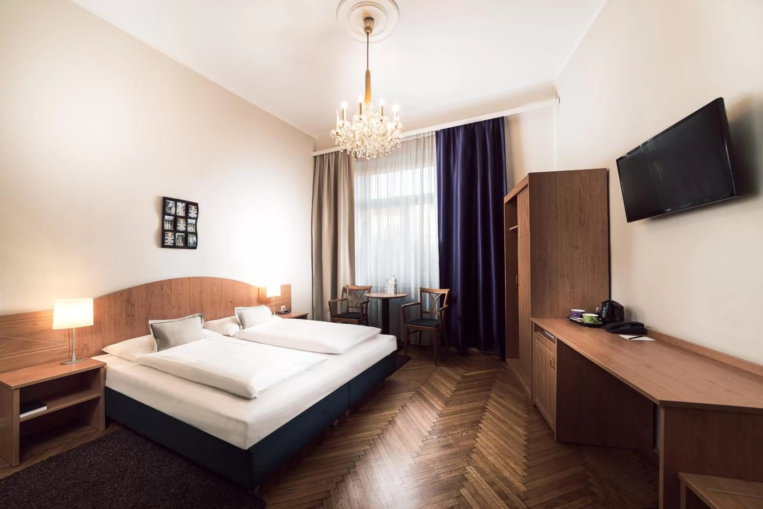 Photo of the whole room, Bed in BoutiqueHOTEL Donauwalzer