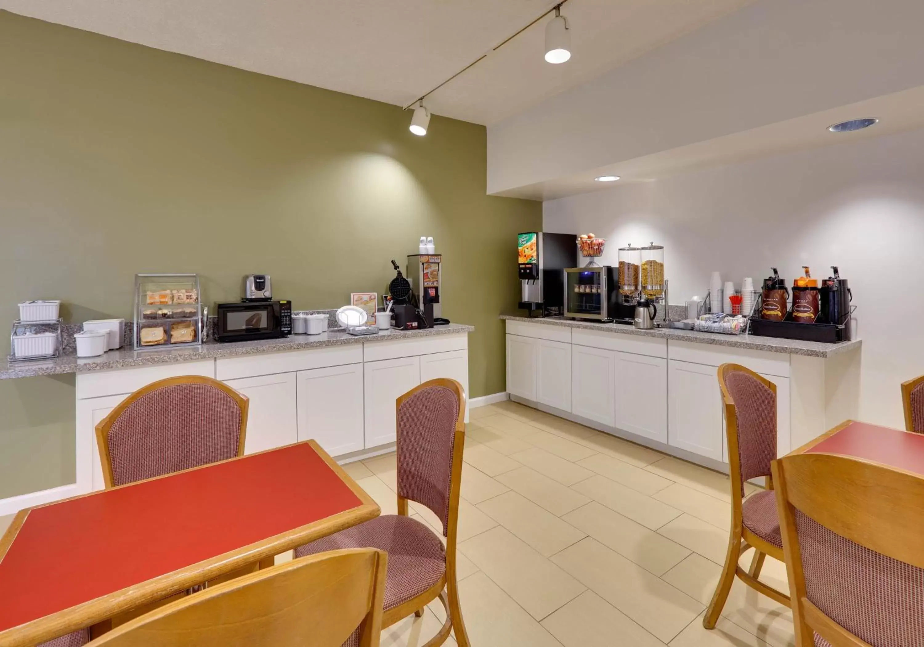 Restaurant/places to eat in Super 8 by Wyndham Fort Smith Restaurant/places to eat in Super 8 by Wyndham Fort Smith