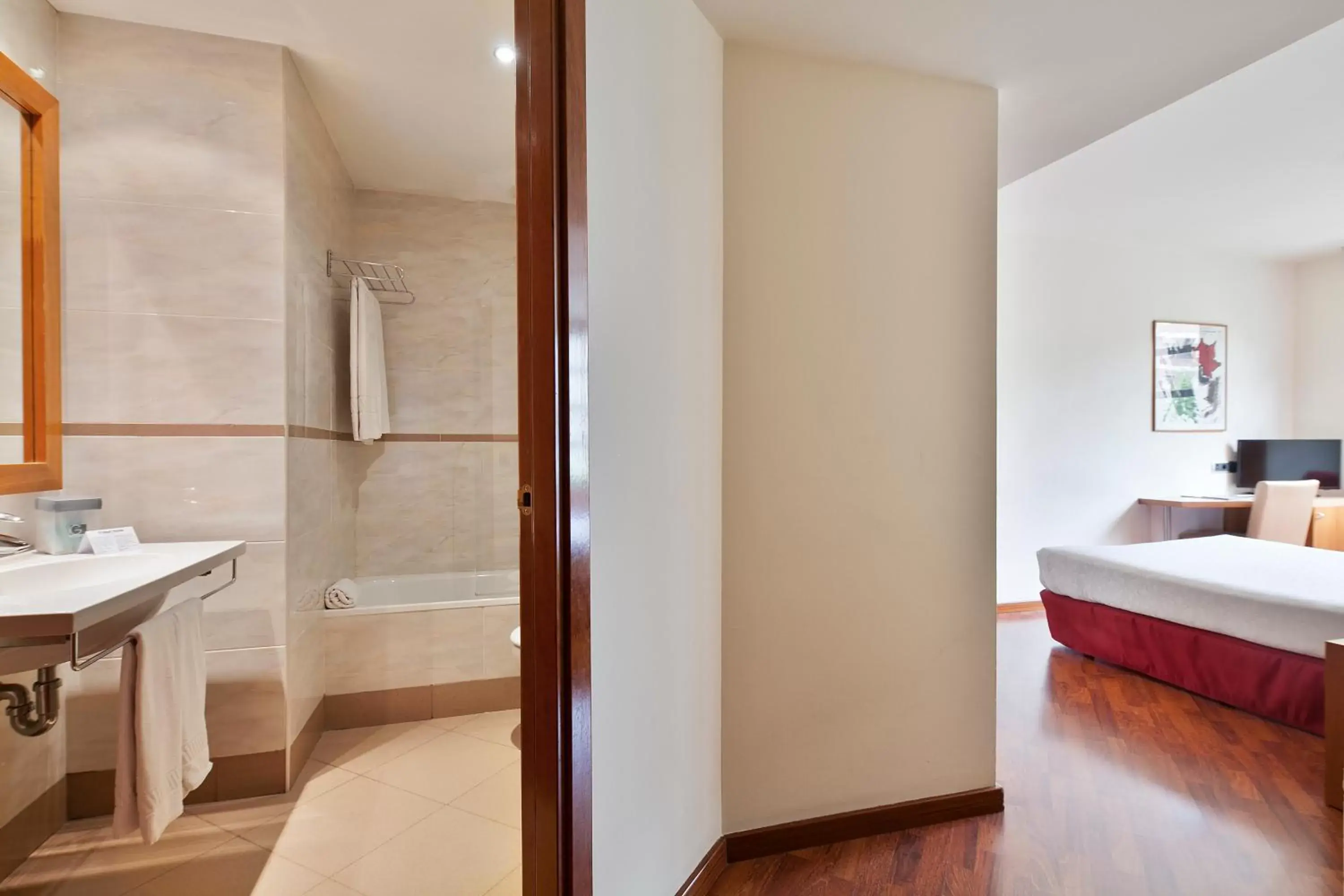 Photo of the whole room, Bathroom in Hotel Best Aranea