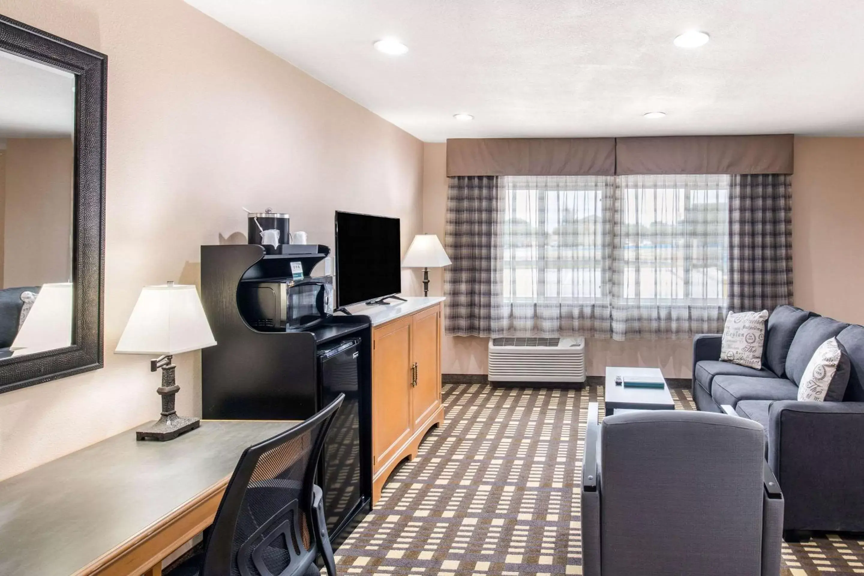 Photo of the whole room, Seating Area in Quality Inn & Suites Plano