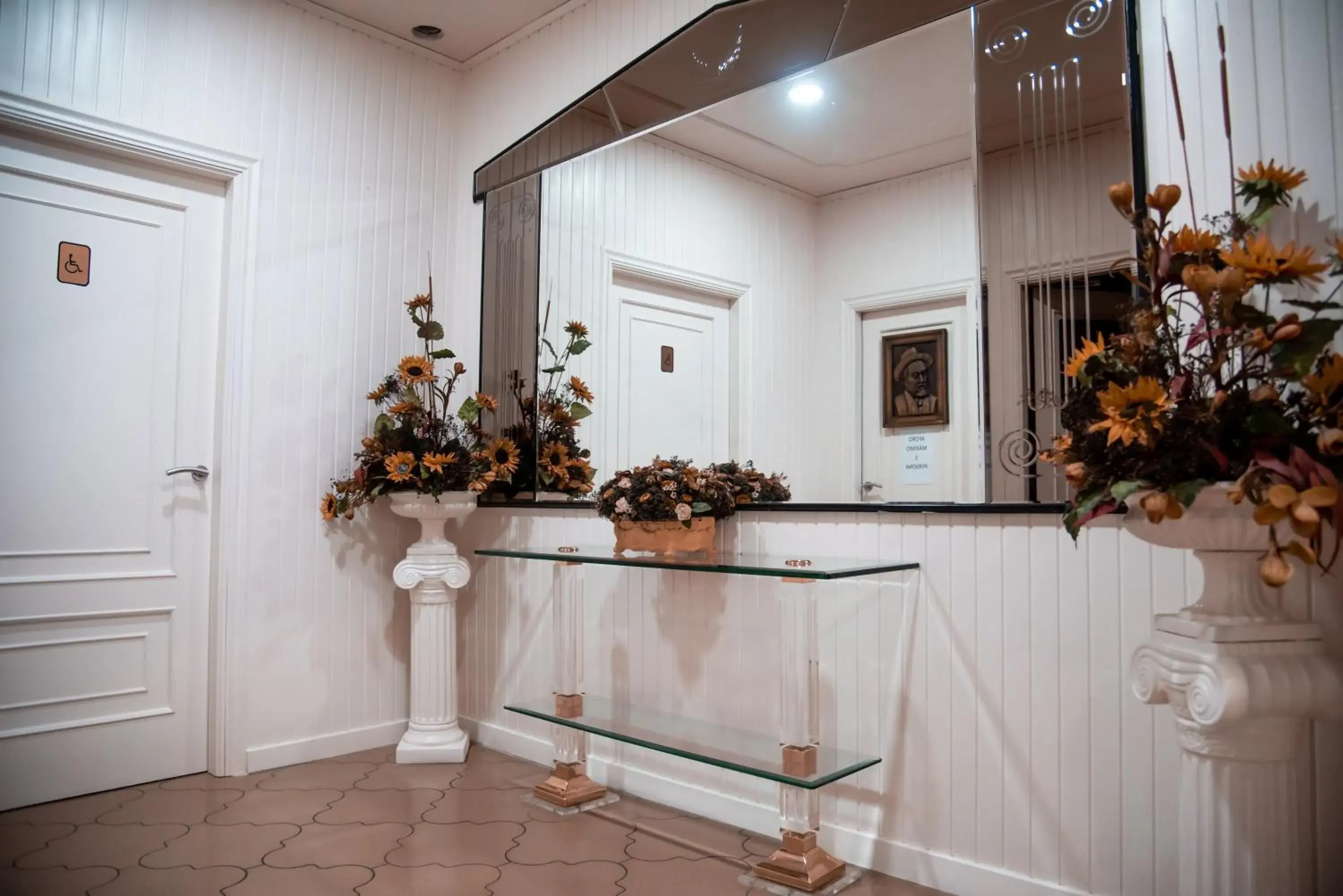 Lounge or bar in Hotel Los Olmos Lounge or bar in Hotel Los Olmos