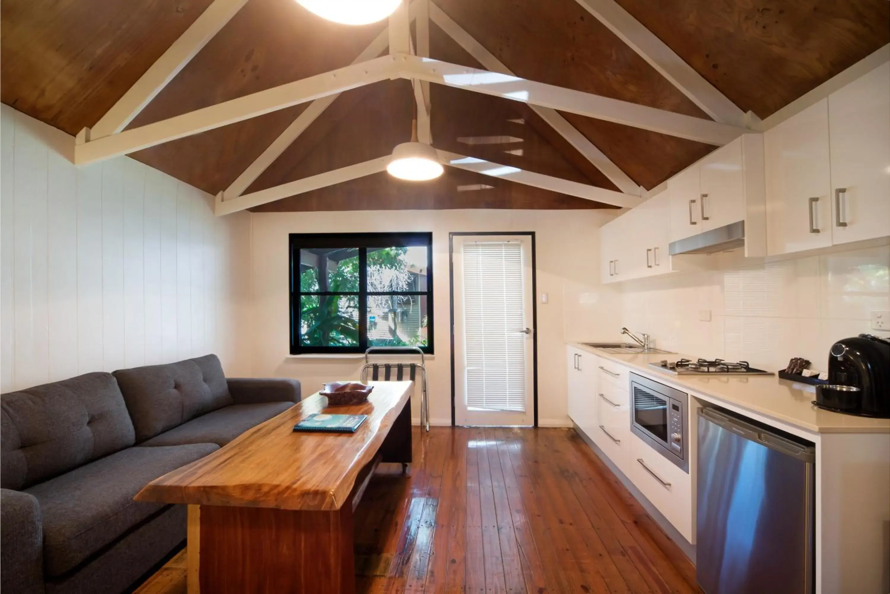 Coffee/tea facilities, Kitchen/Kitchenette in Airlie Beach Magnums - Adults Only