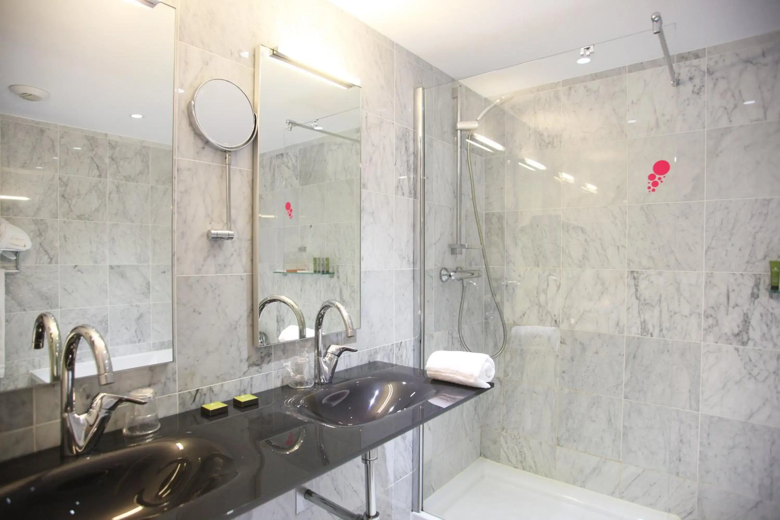 Bathroom, Kitchen/Kitchenette in Hotel Balanea