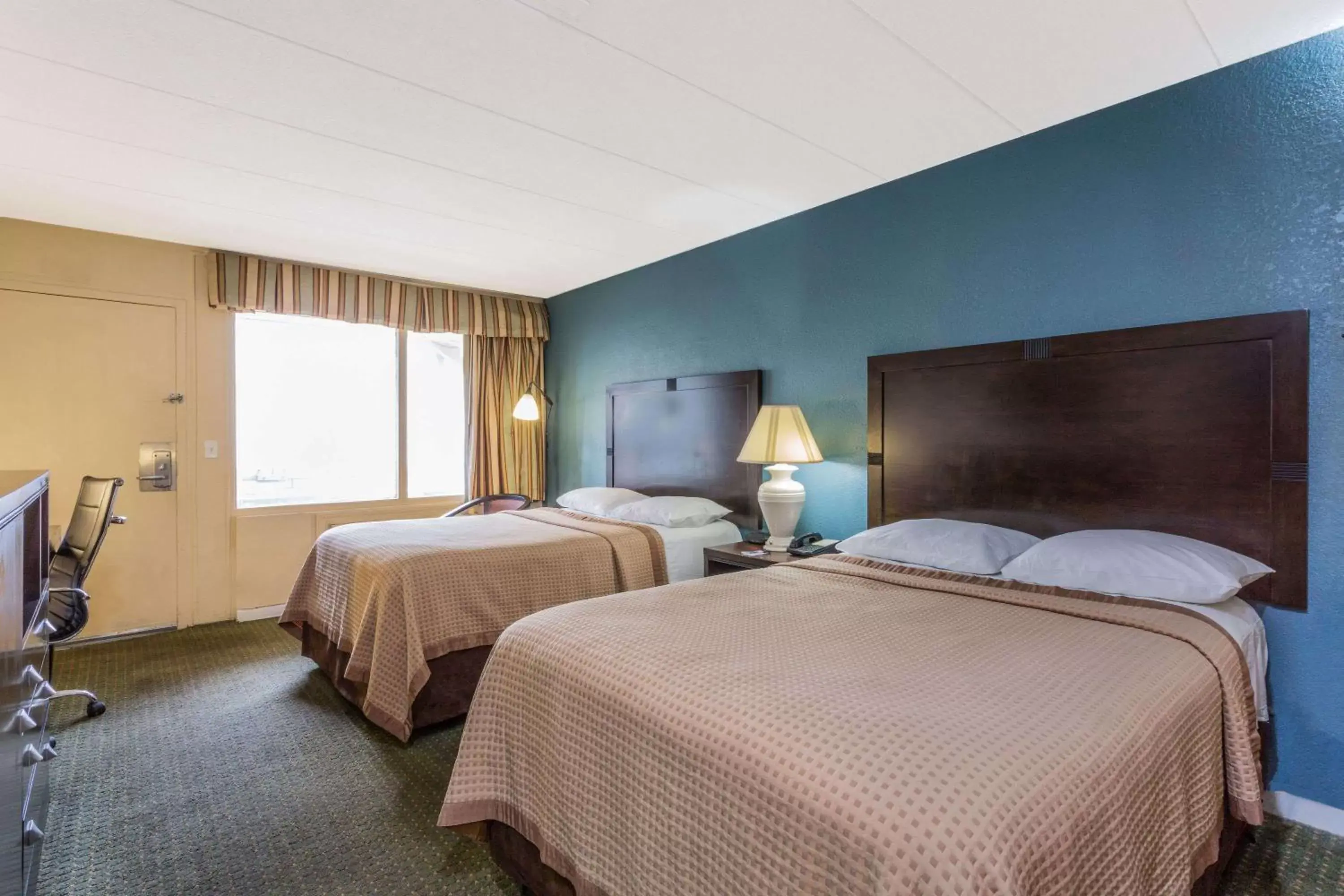 Photo of the whole room, Bed in Travelodge by Wyndham Virginia Beach