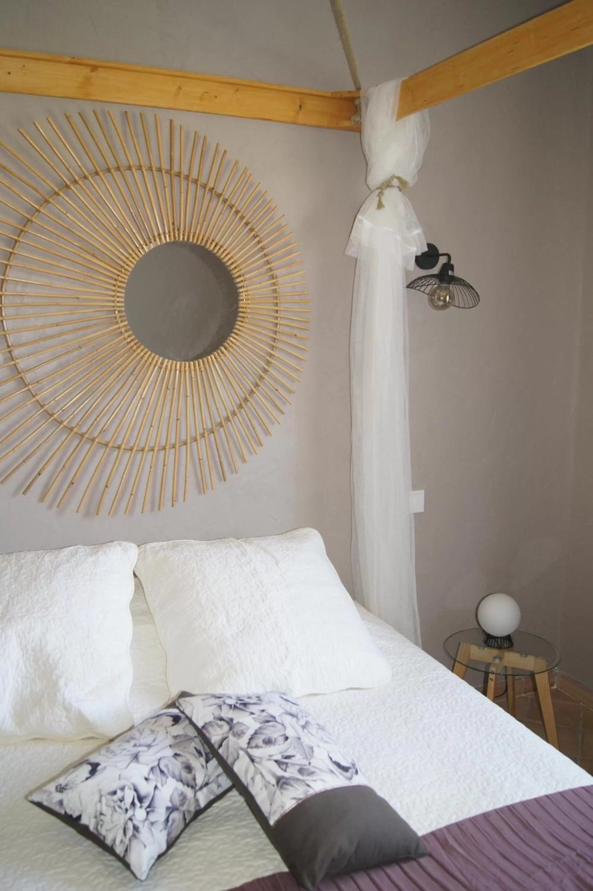 Decorative detail, Bed in L’Antre d’Eux