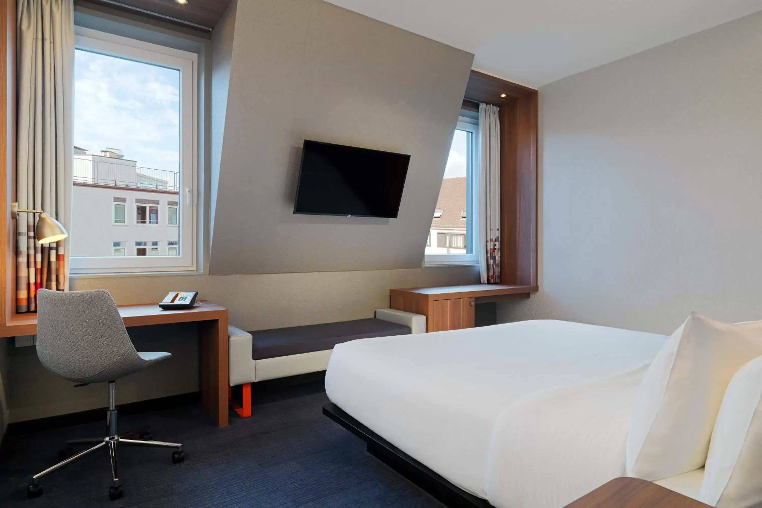 Photo of the whole room, Bed in Aloft München