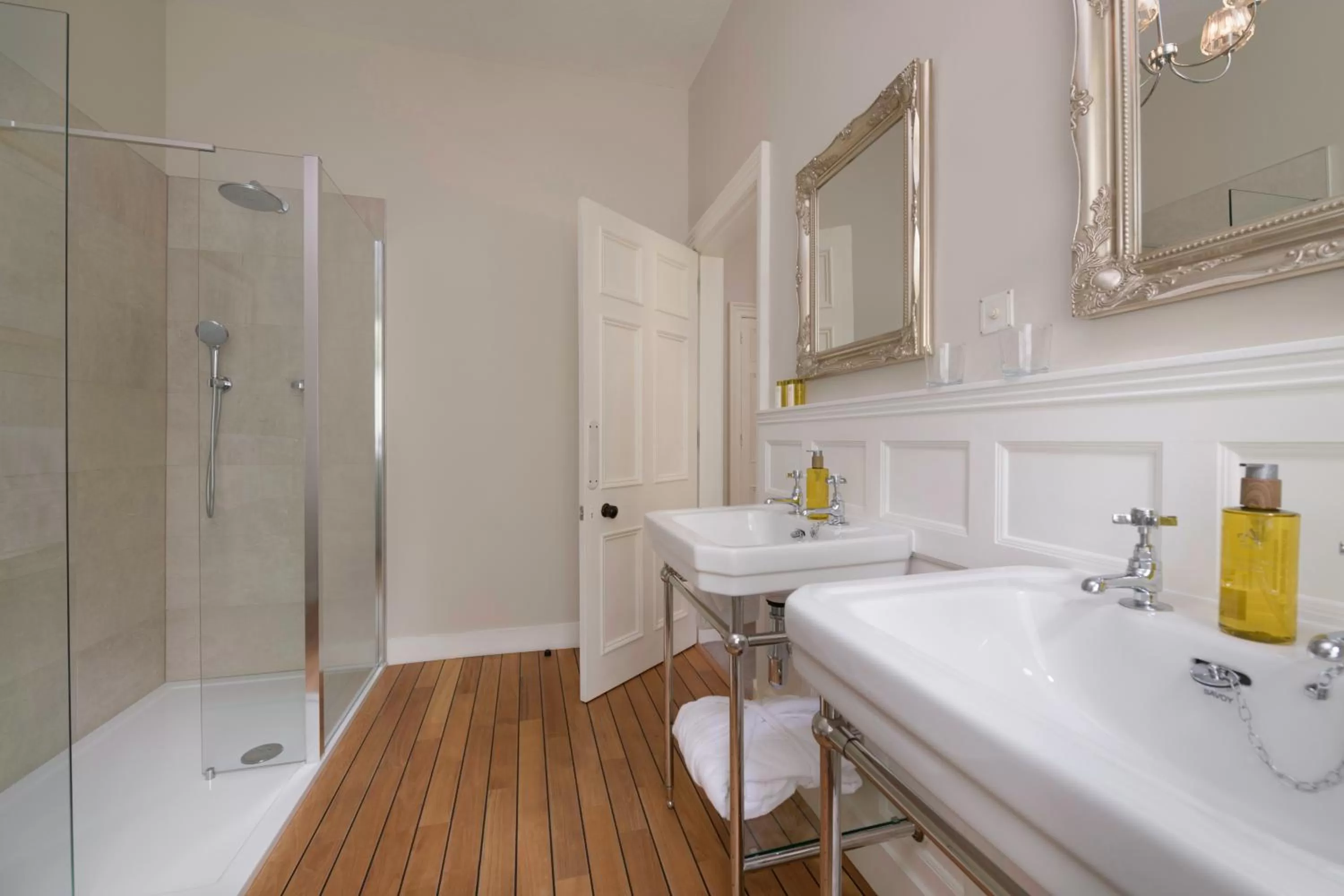 Bathroom in Lys-Na-Greyne Country House