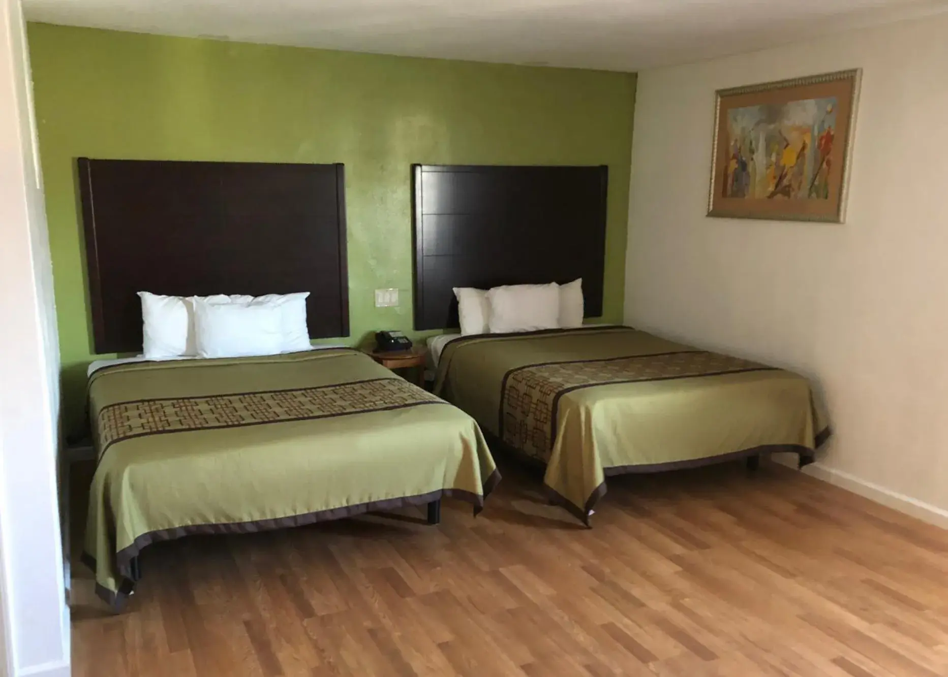 Bedroom, Bed in Americas Best Value Inn Visalia