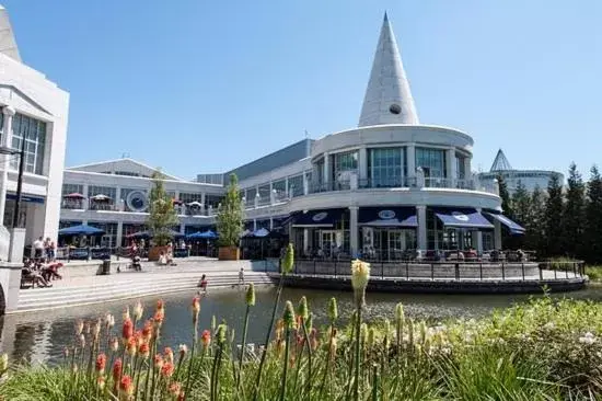 Shopping Area, Property Building in 118 Shepherds Lane