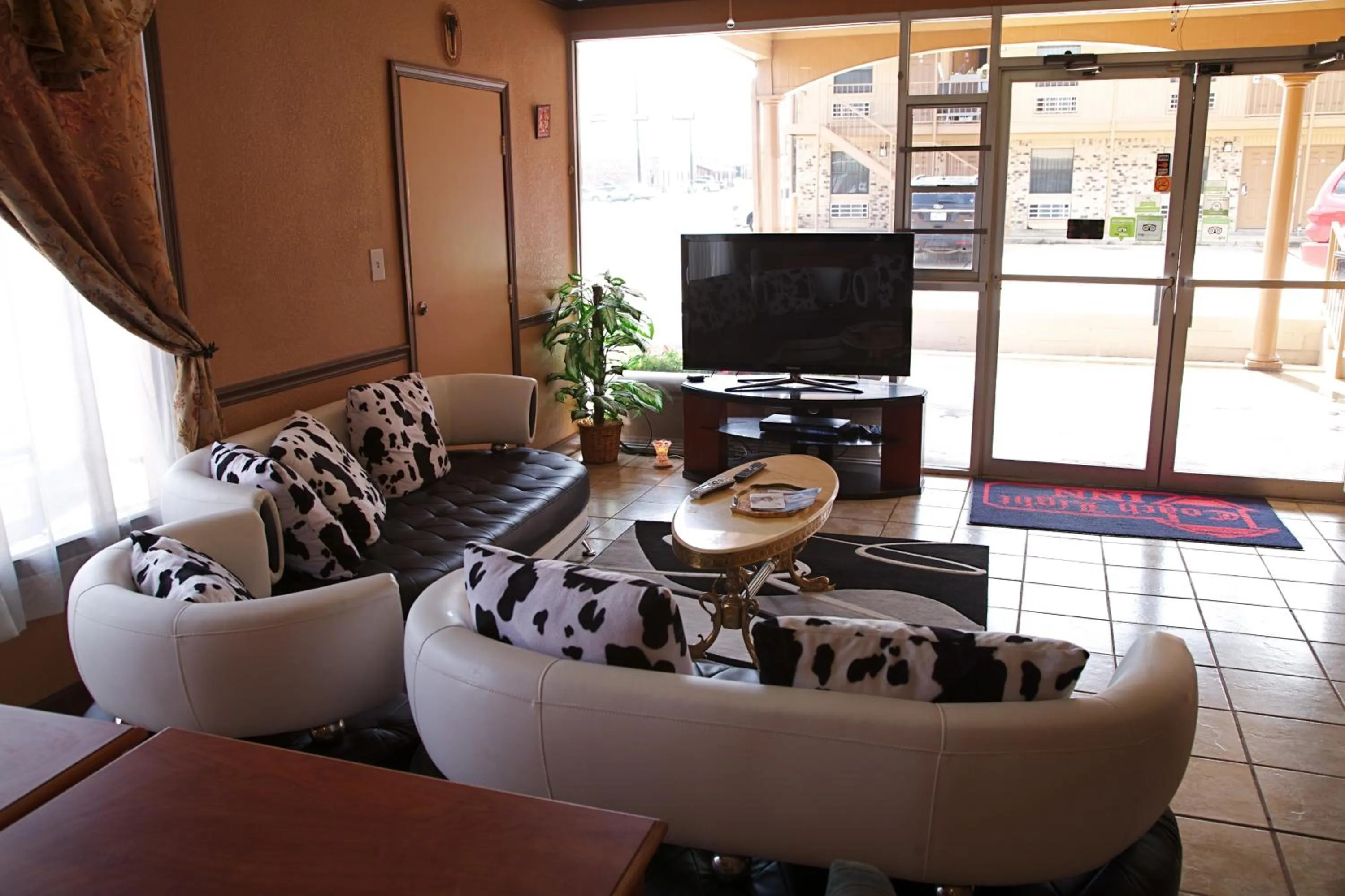 Communal lounge/ TV room in Coach Light Inn