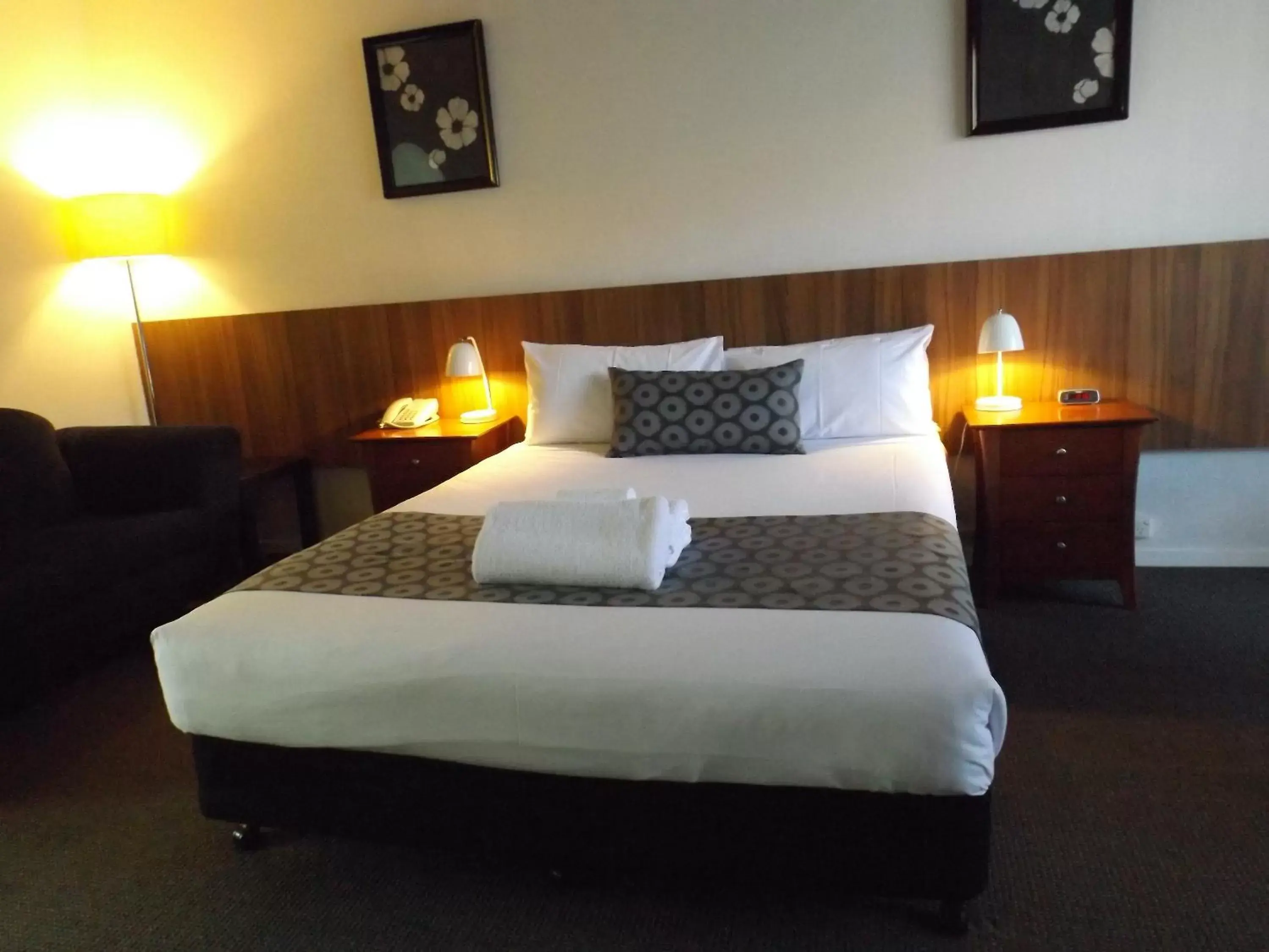 Bed in Central Court Motel Warrnambool