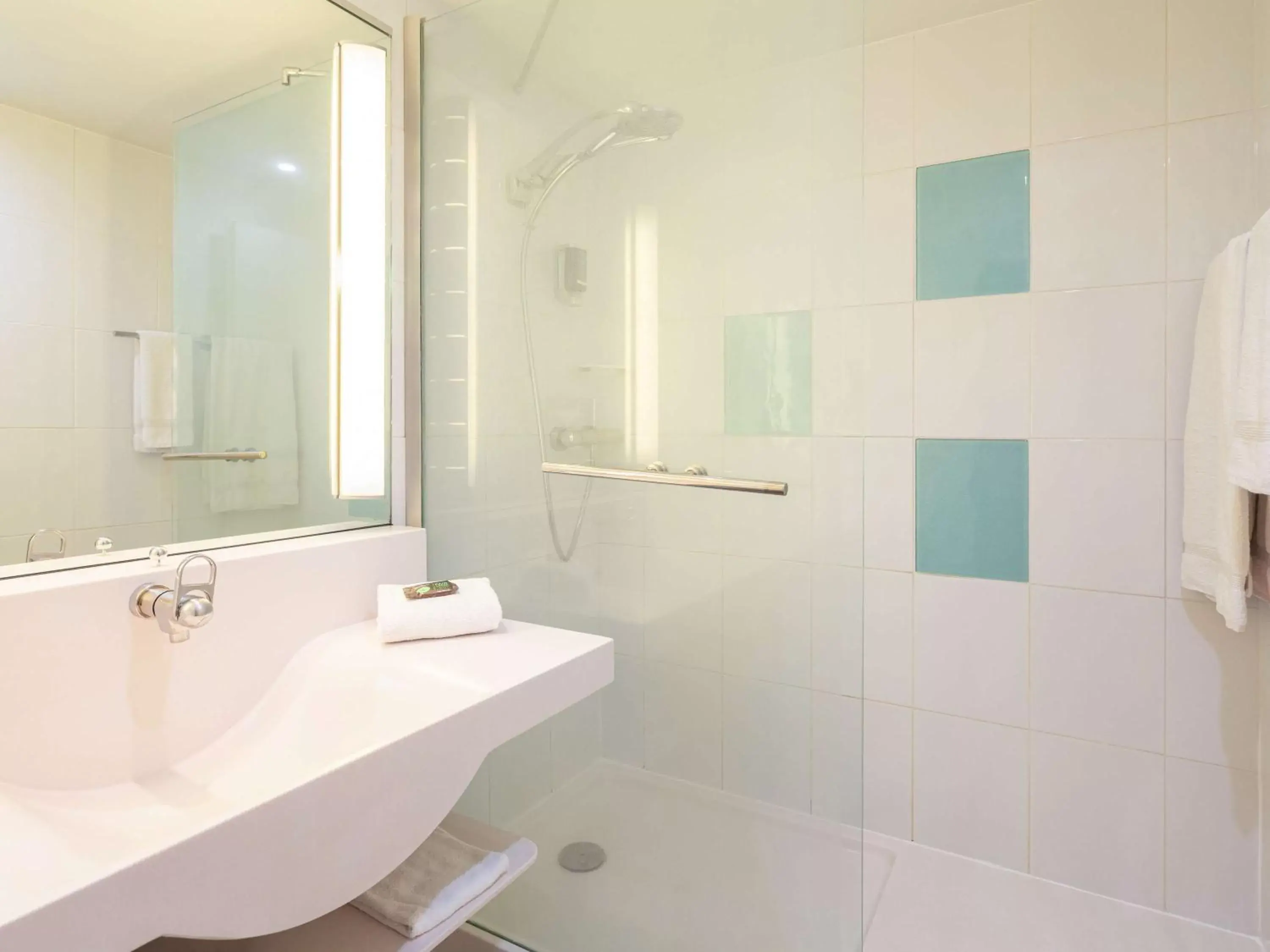 Photo of the whole room, Bathroom in Novotel Bordeaux Mérignac