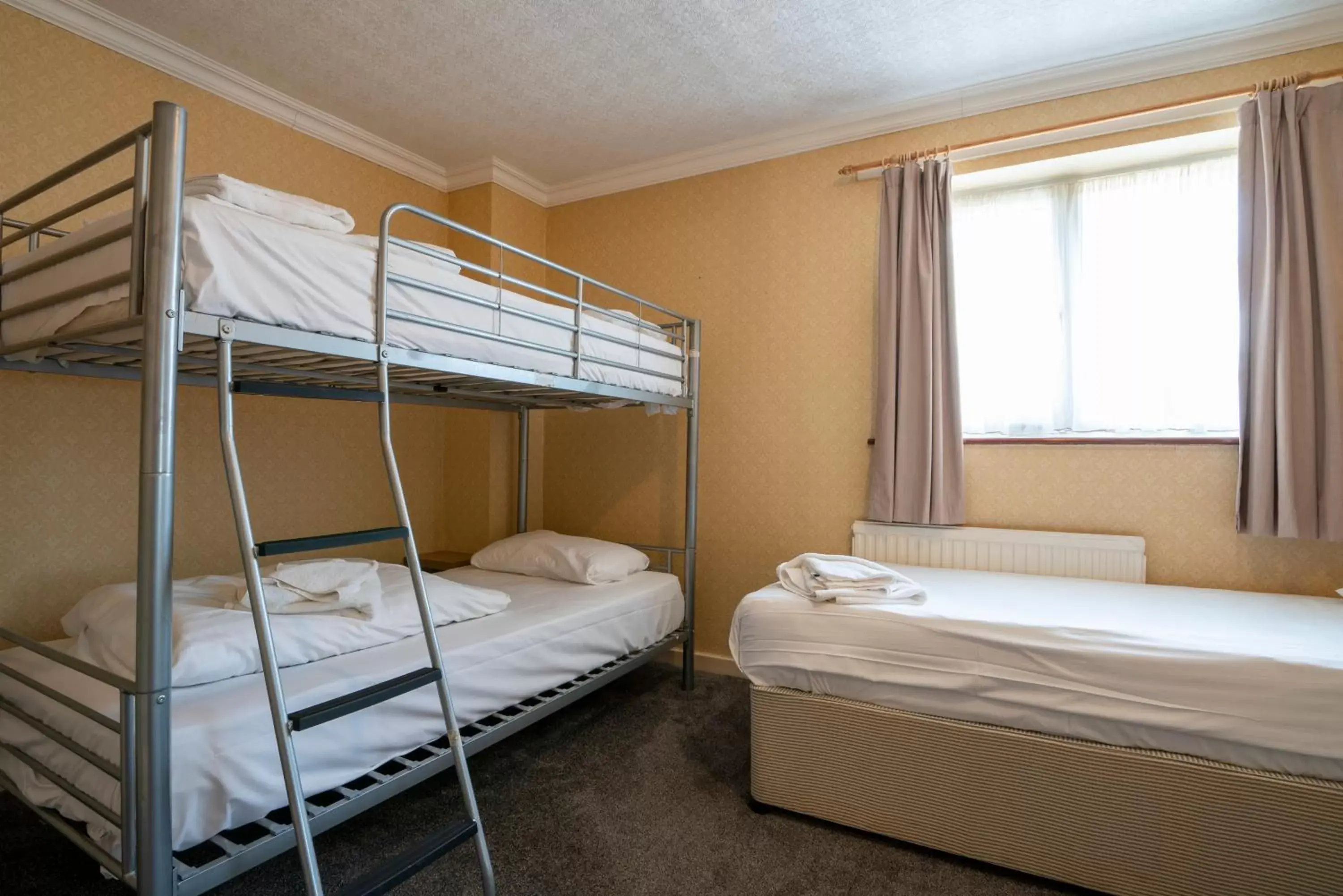 Bedroom, Bunk Bed in Beaufort Park Hotel
