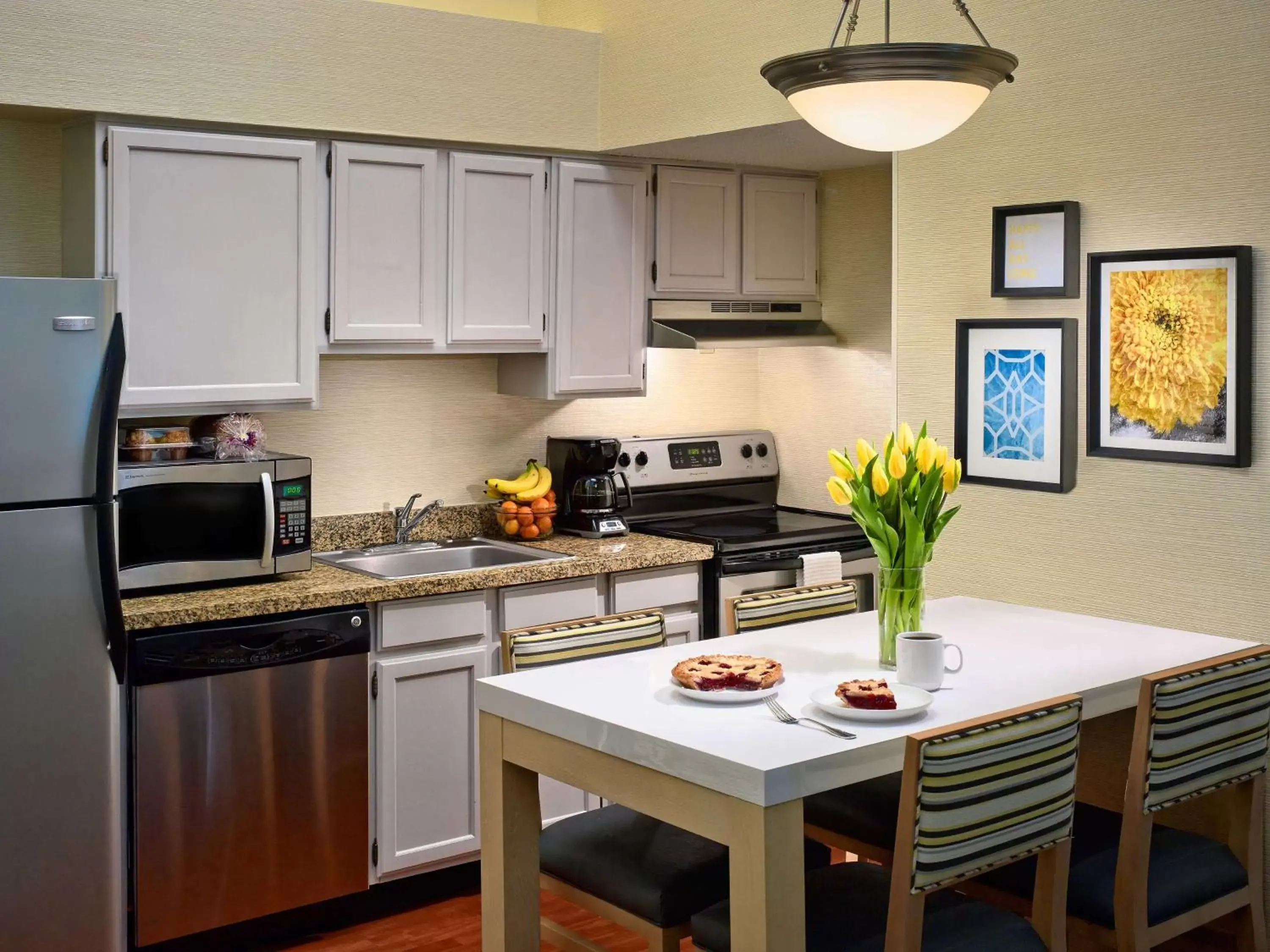 Photo of the whole room, Kitchen/Kitchenette in Sonesta ES Suites Cleveland Airport