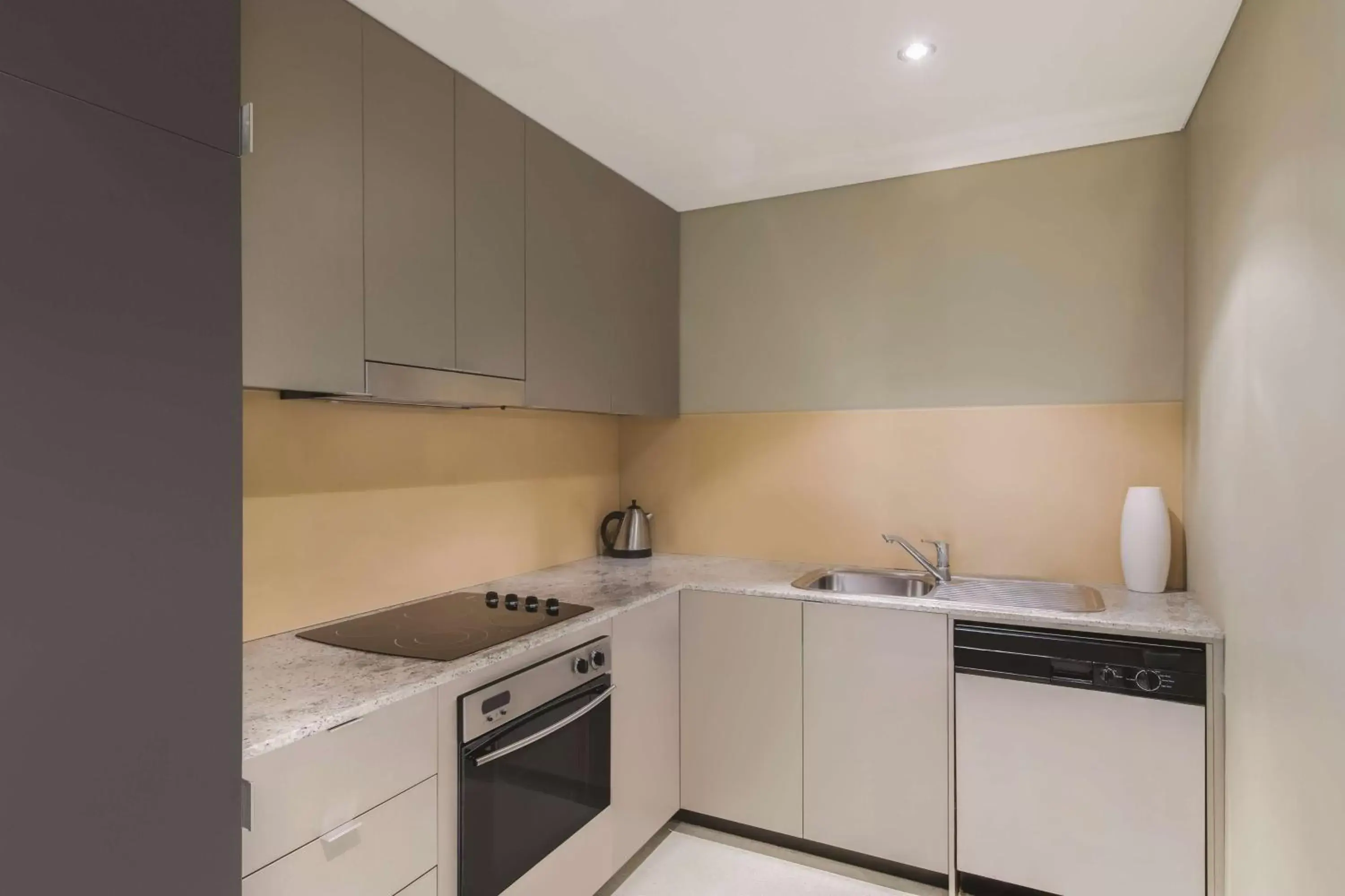 Coffee/tea facilities, Kitchen/Kitchenette in Adina Apartment Hotel Adelaide Treasury