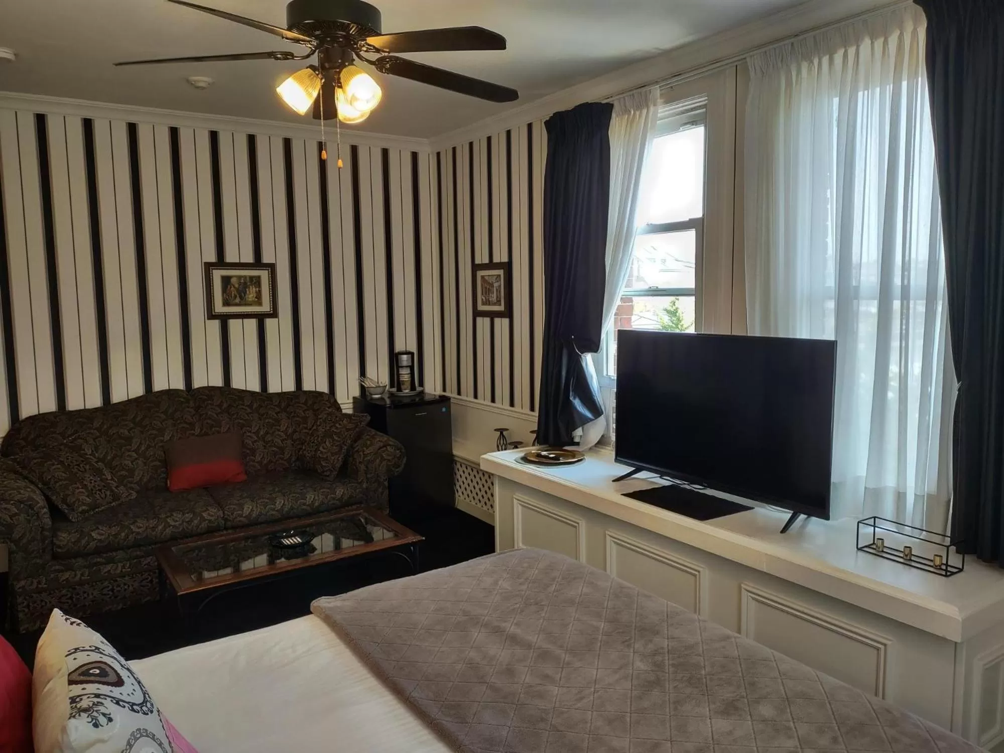 Coffee/tea facilities, TV/Entertainment Center in The King George Inn