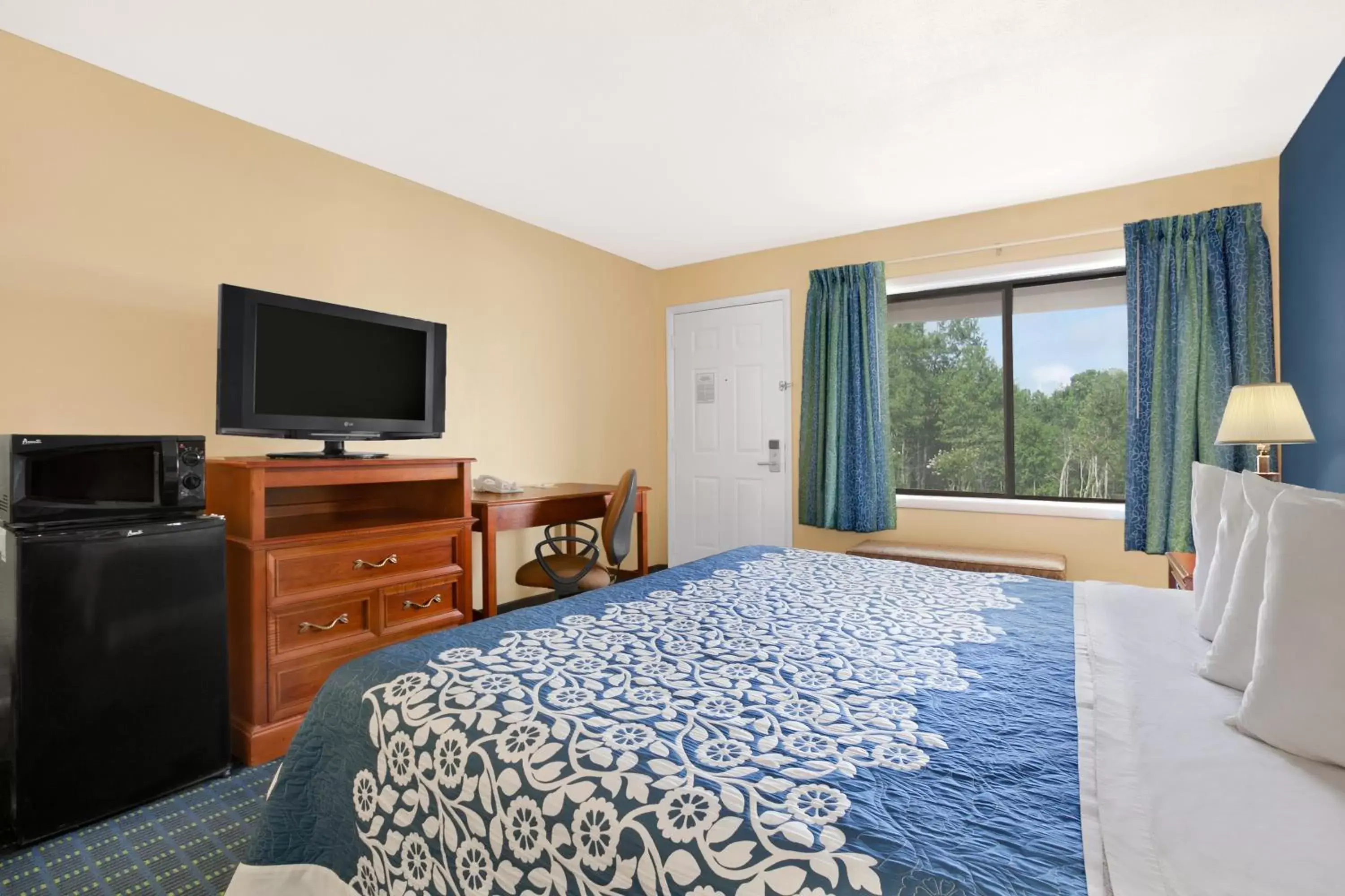 Photo of the whole room, TV/Entertainment Center in Days Inn by Wyndham Middletown