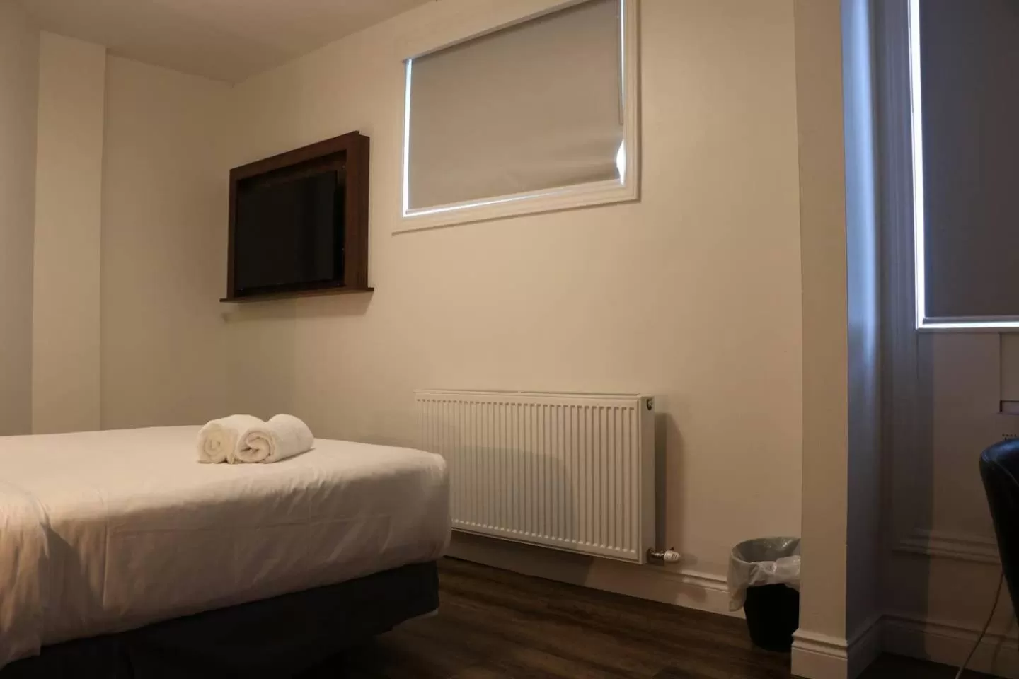 Bed, TV/Entertainment Center in Pembroke Inn