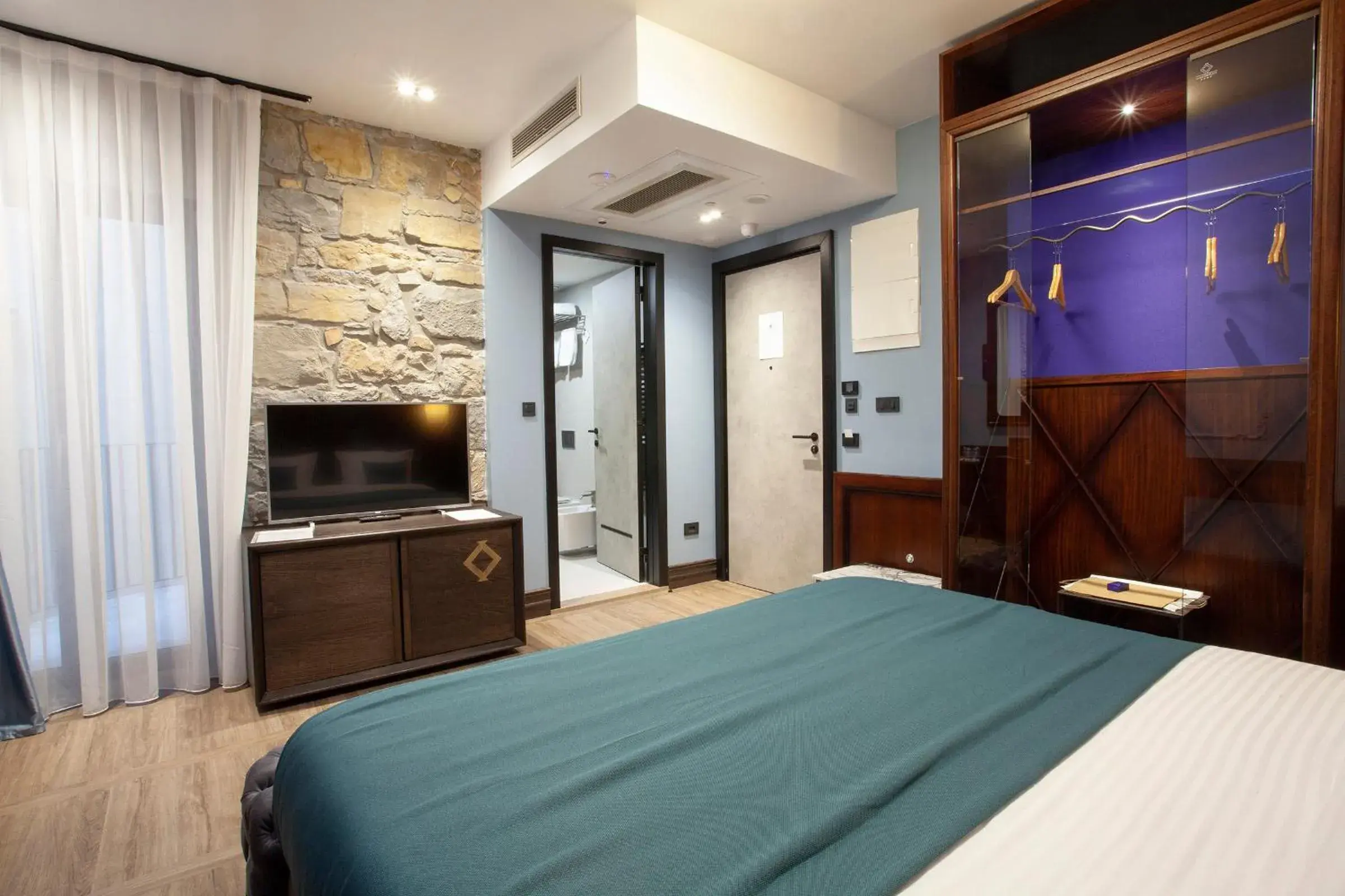 Bed, TV/Entertainment Center in HOTEL SOLUN