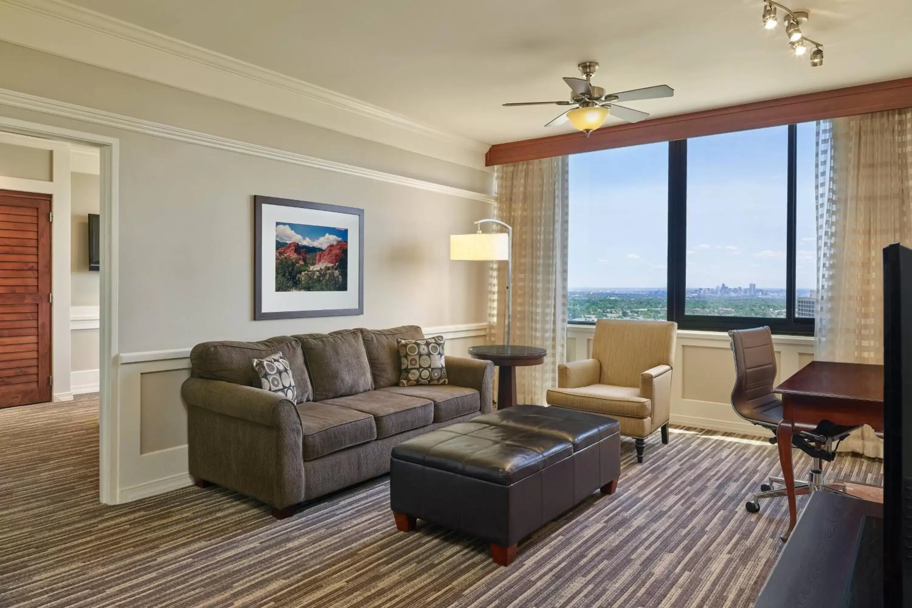Living room, Seating Area in Sheraton Denver West Hotel