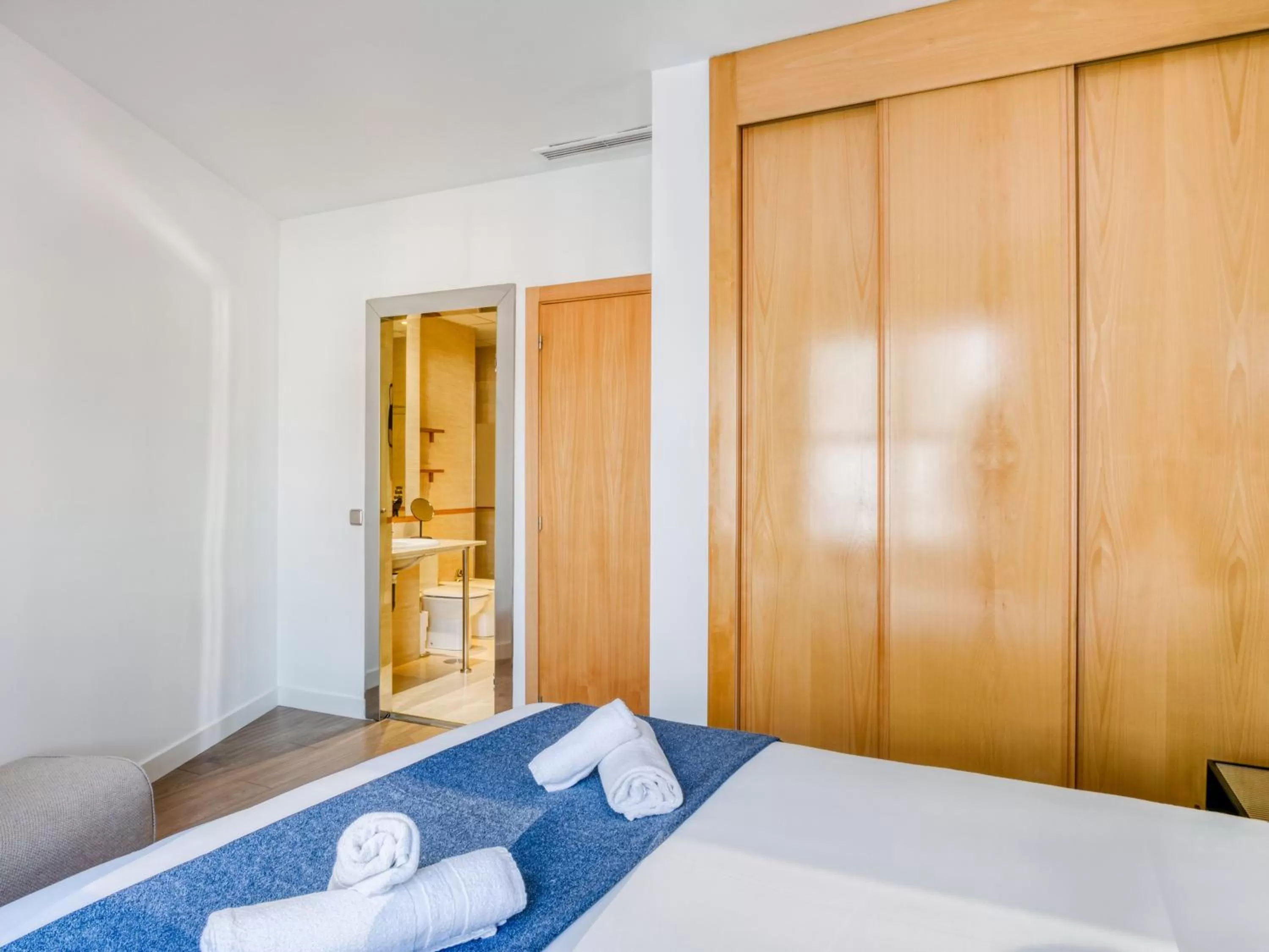 Bed in Limehome Madrid Calle de Don Ramón de la Cruz