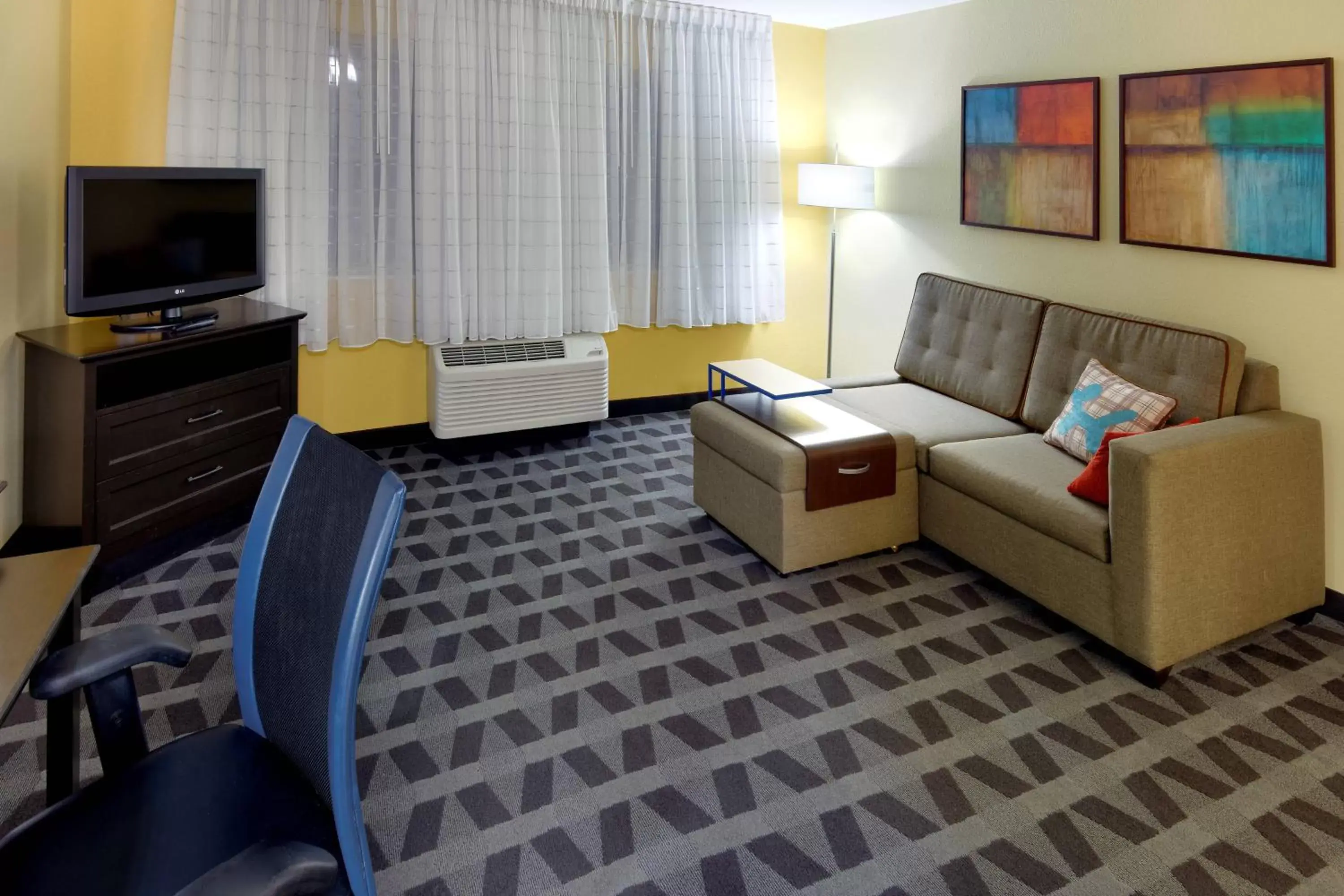 Bedroom, Seating Area in TownePlace Suites Joplin