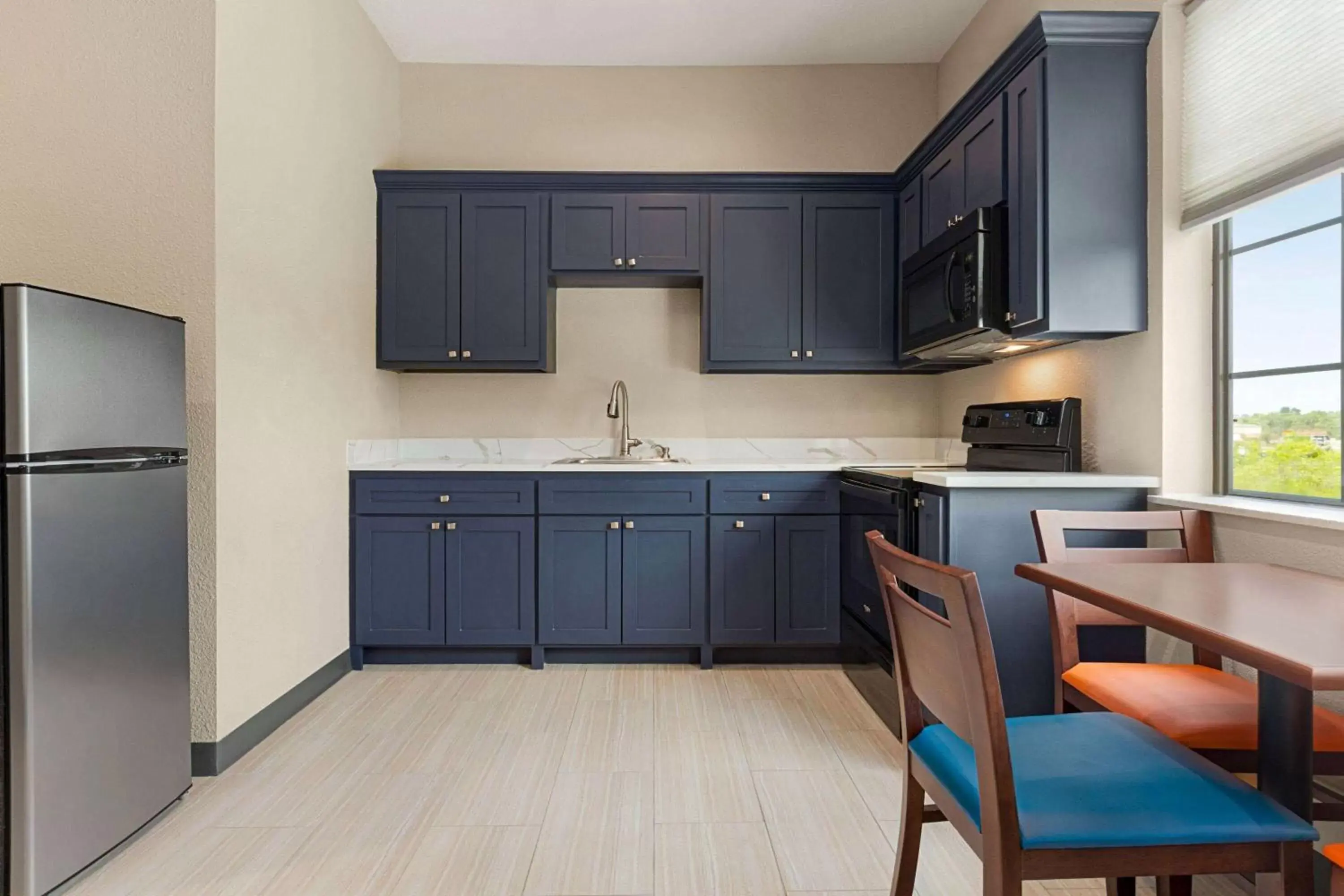 Bed, Kitchen/Kitchenette in Days Inn & Suites by Wyndham Greater Tomball