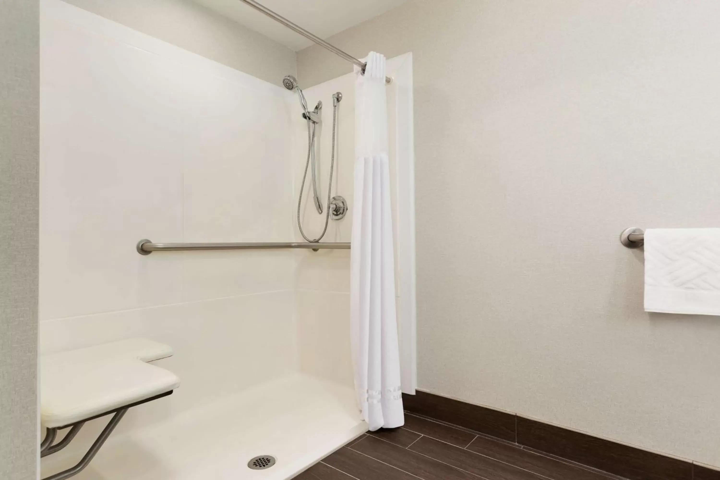 Double Room - Disability Access with Roll in Shower - Non-Smoking in DoubleTree by Hilton Bradley International Airport Double Room - Disability Access with Roll in Shower - Non-Smoking in DoubleTree by Hilton Bradley International Airport