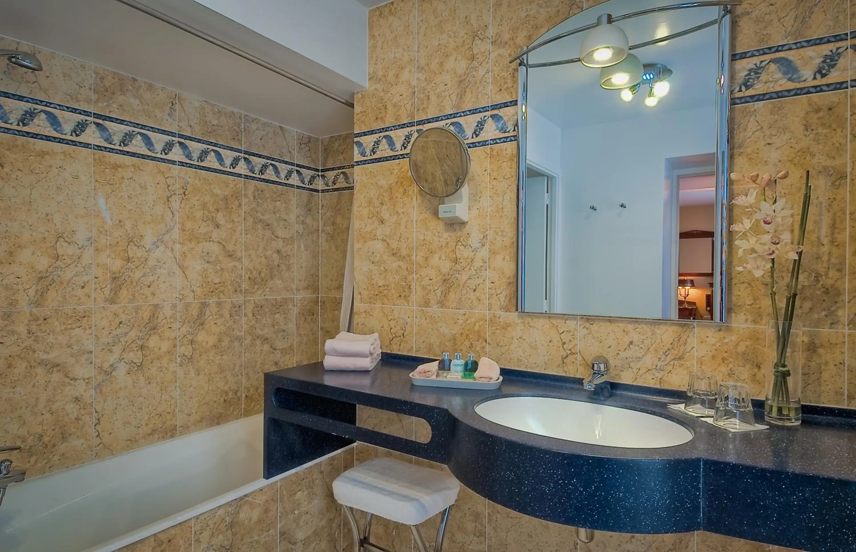 Bathroom in Hotel De Varenne