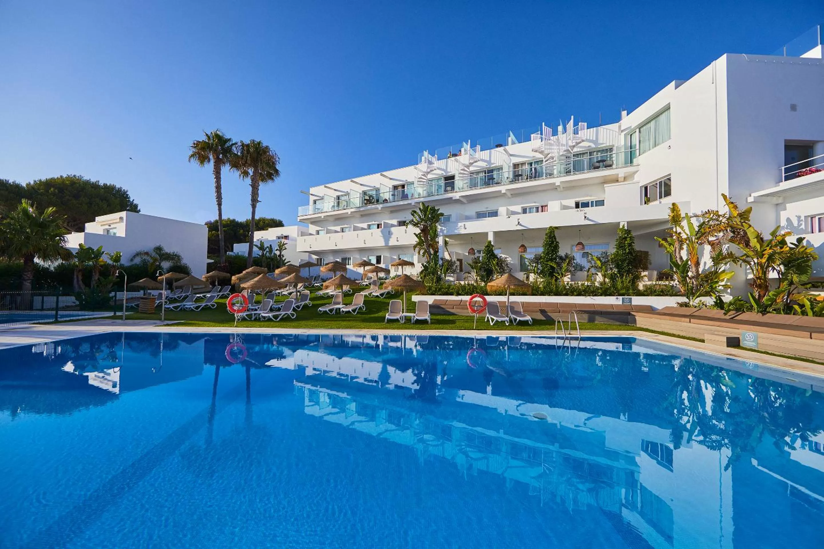 Swimming pool in FERGUS Conil Park