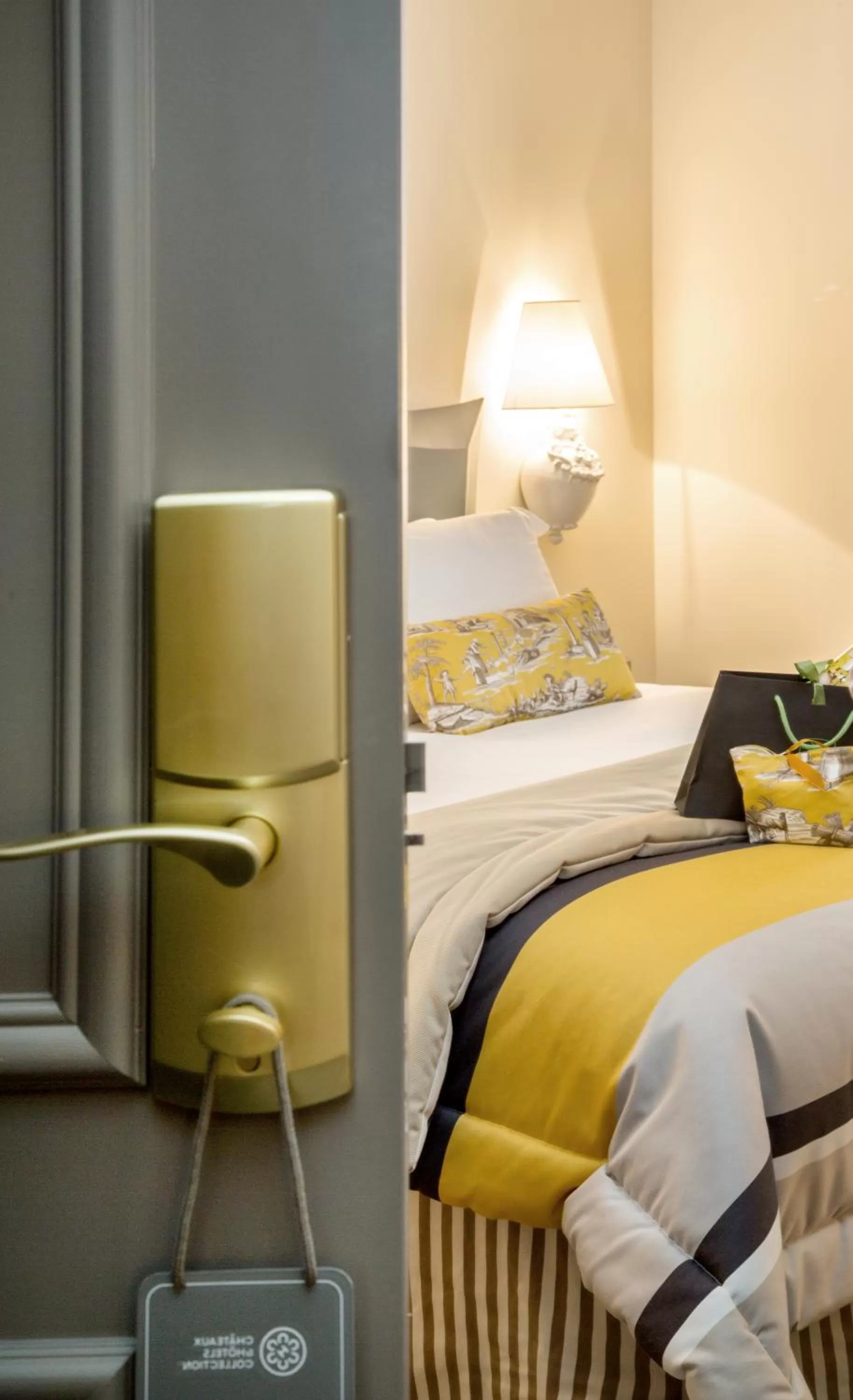 Decorative detail, Bed in Relais des Trois Châteaux Hôtel-Restaurant - Teritoria