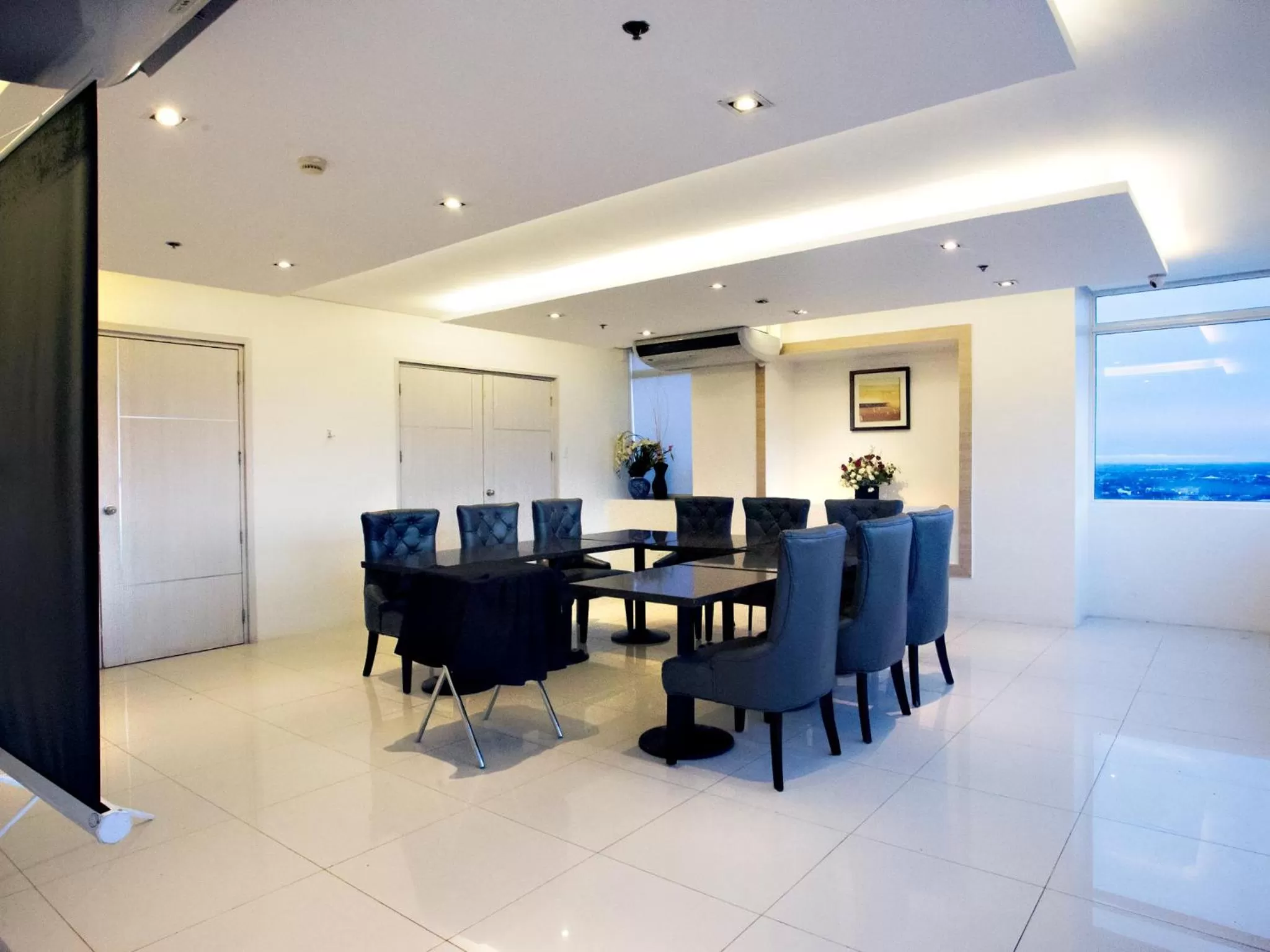 Restaurant/places to eat in Injap Tower Hotel