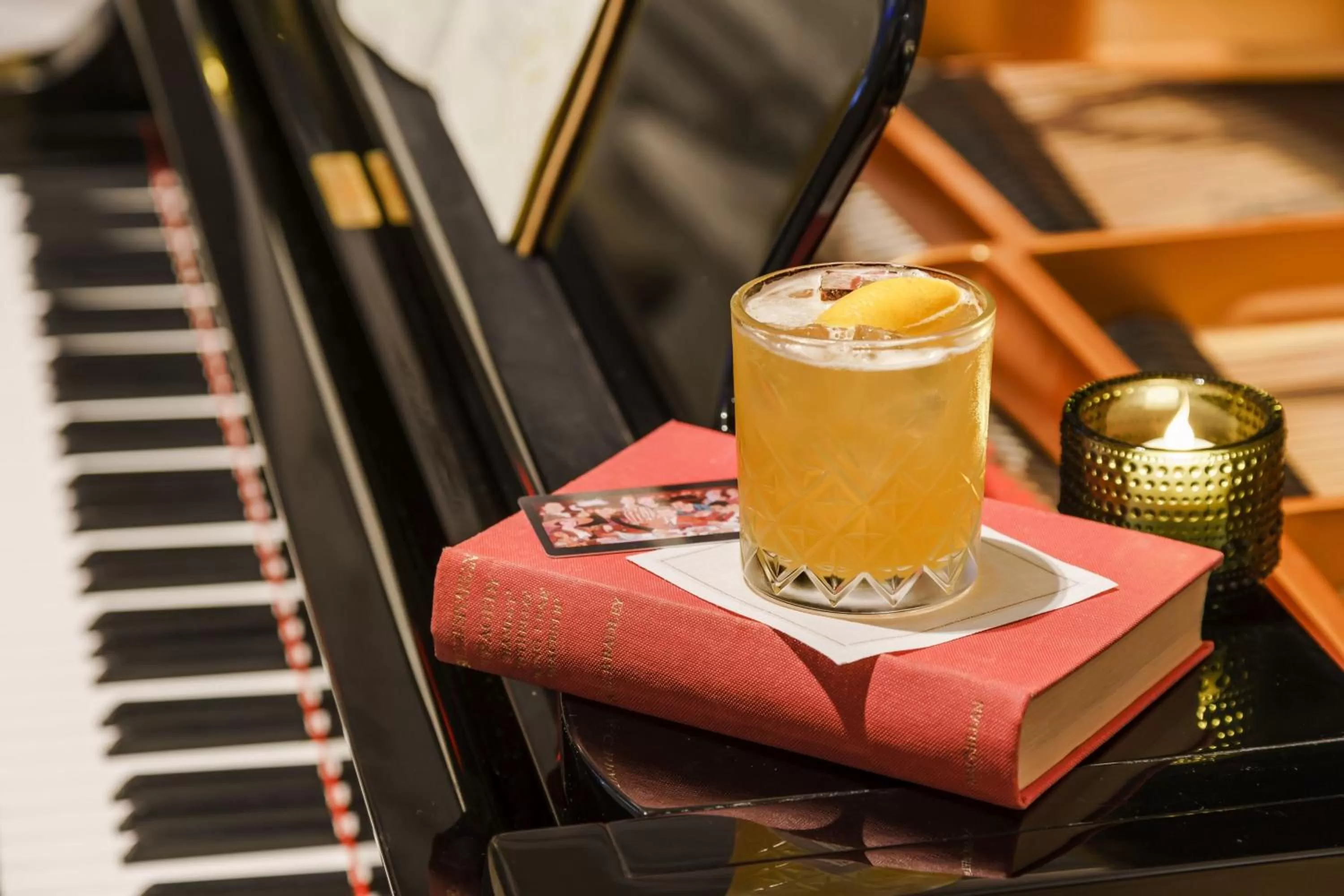 Lounge or bar in The Algonquin Hotel Times Square, Autograph Collection