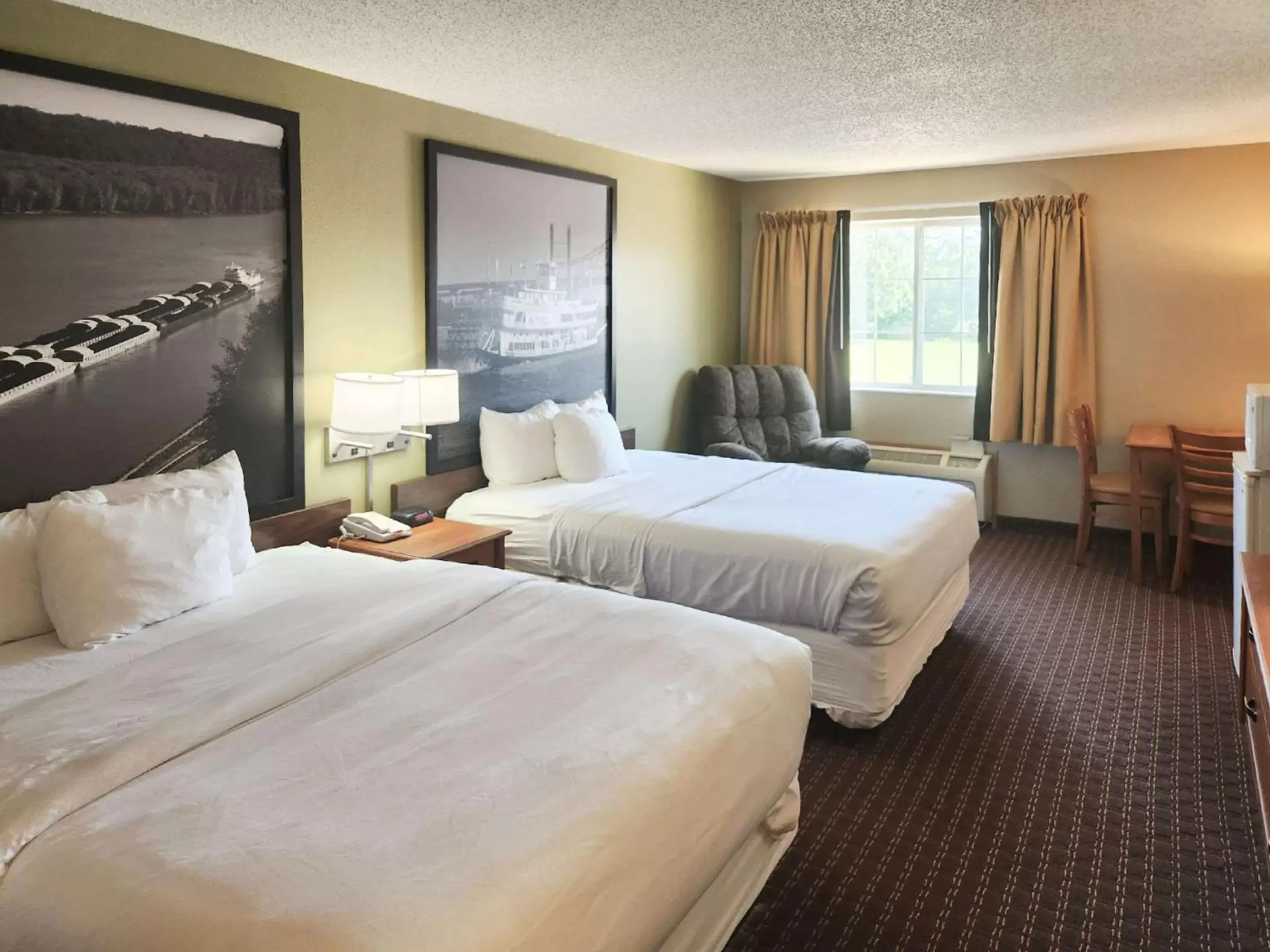 Bedroom, Bed in Eagle Ridge Inn