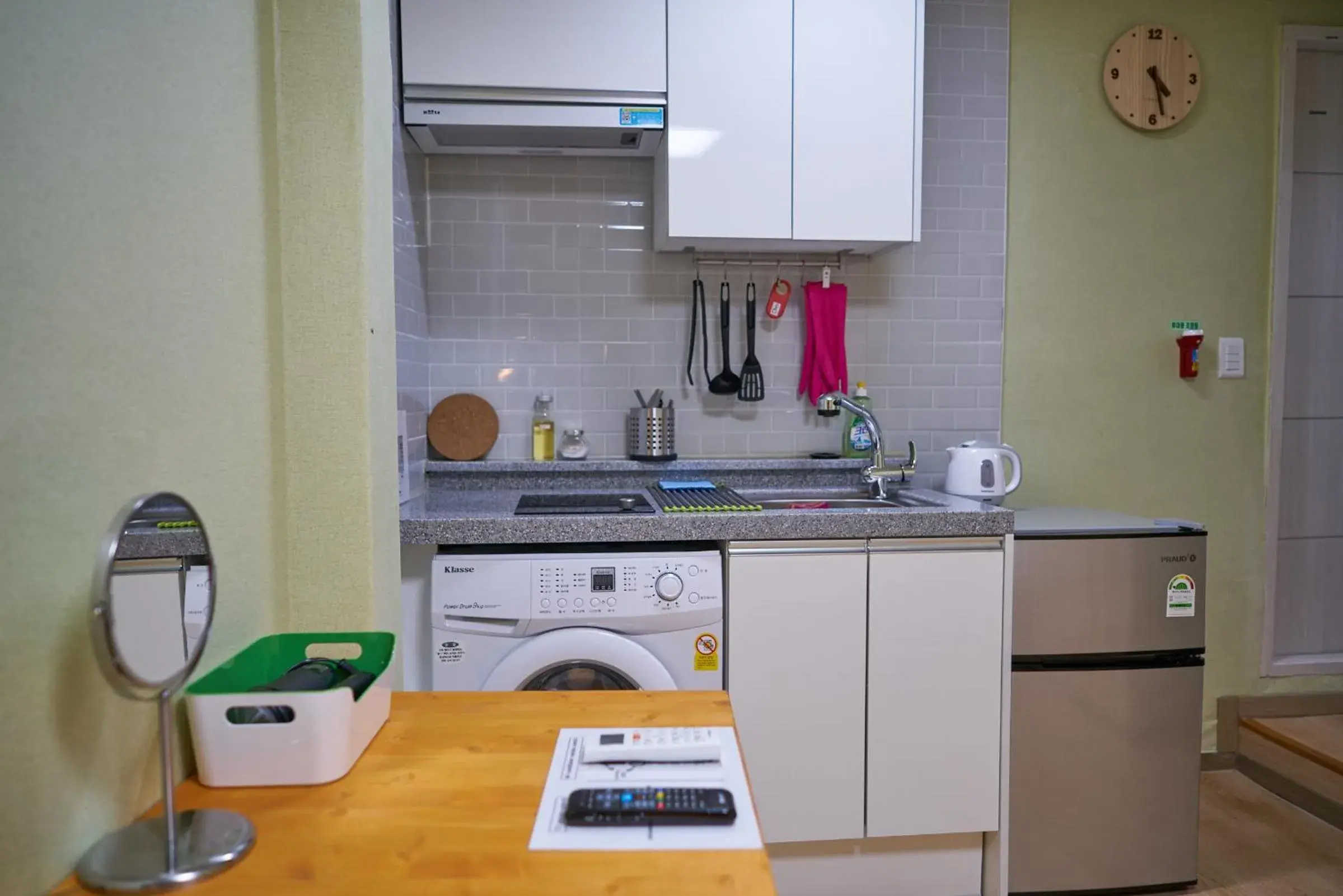 Kitchen/Kitchenette in R Guesthouse Seoul Station