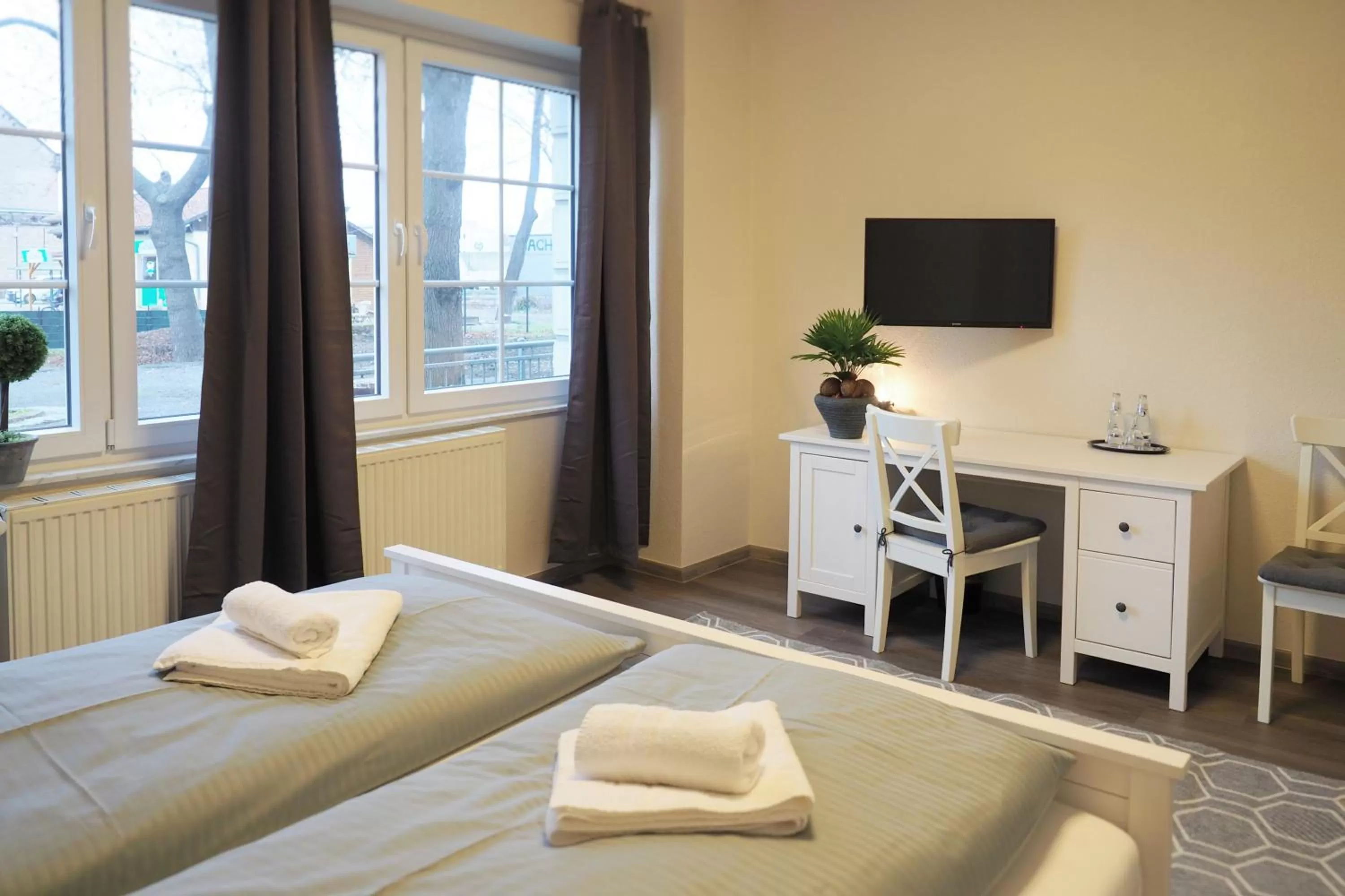 Bed in REGIOHOTEL Quedlinburger Hof - #HistorischerCharme #ZentraleLage #Wellness #FreeParking