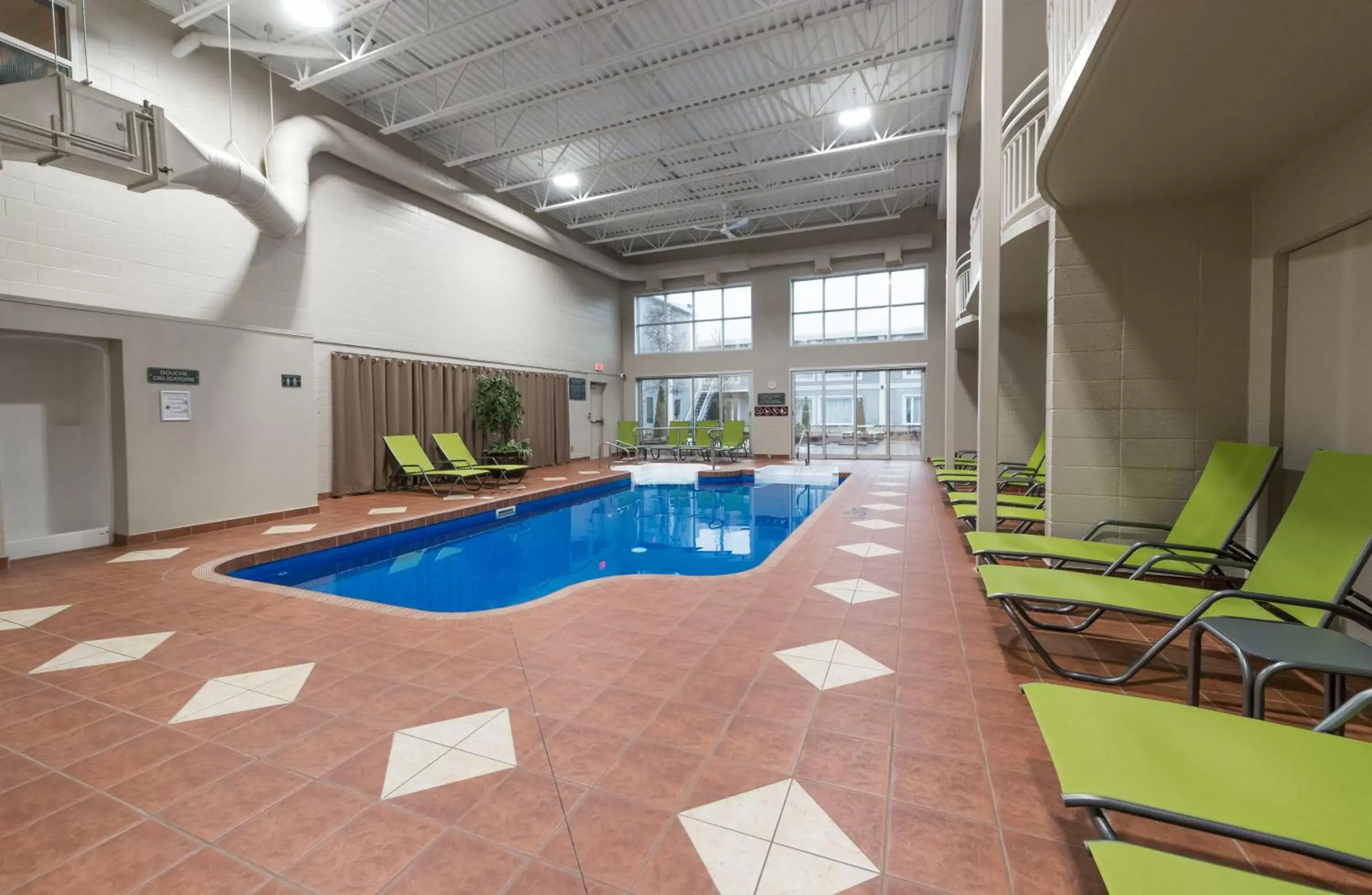 Swimming Pool in Hotel & Suites Le Dauphin Drummondville