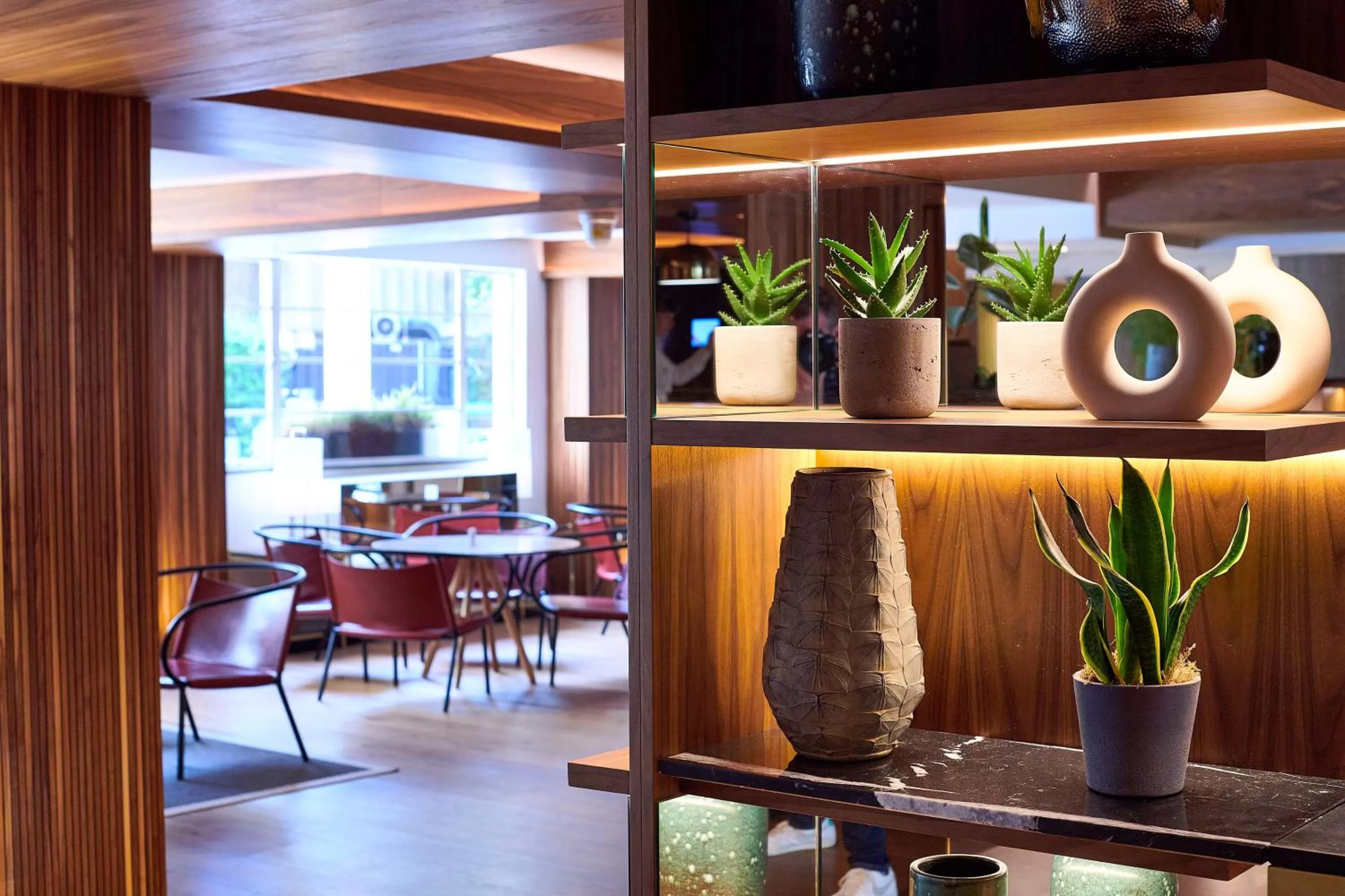 Restaurant/places to eat in Melia White House Hotel