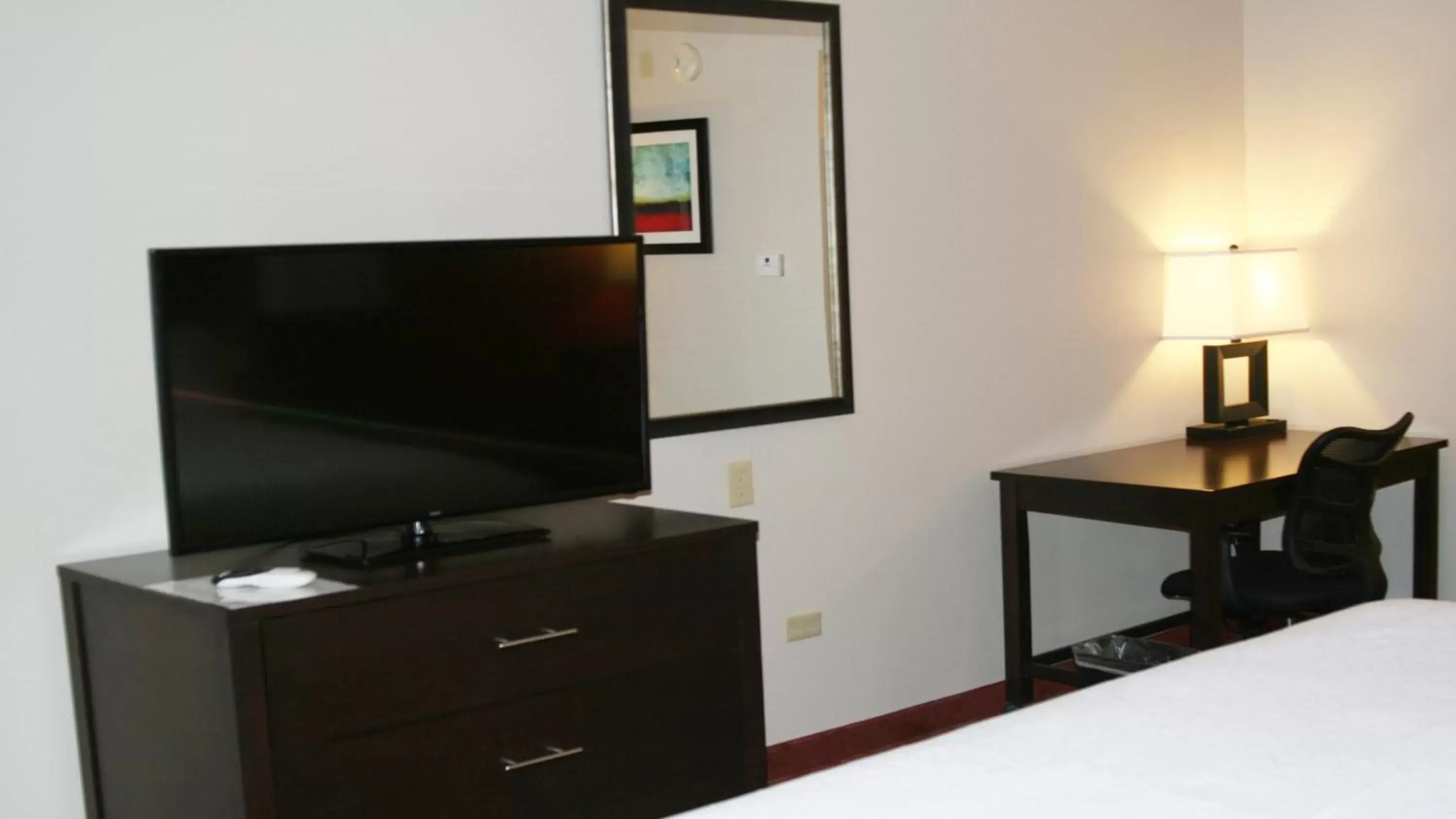 Photo of the whole room, TV/Entertainment Center in Holiday Inn Guin, an IHG Hotel
