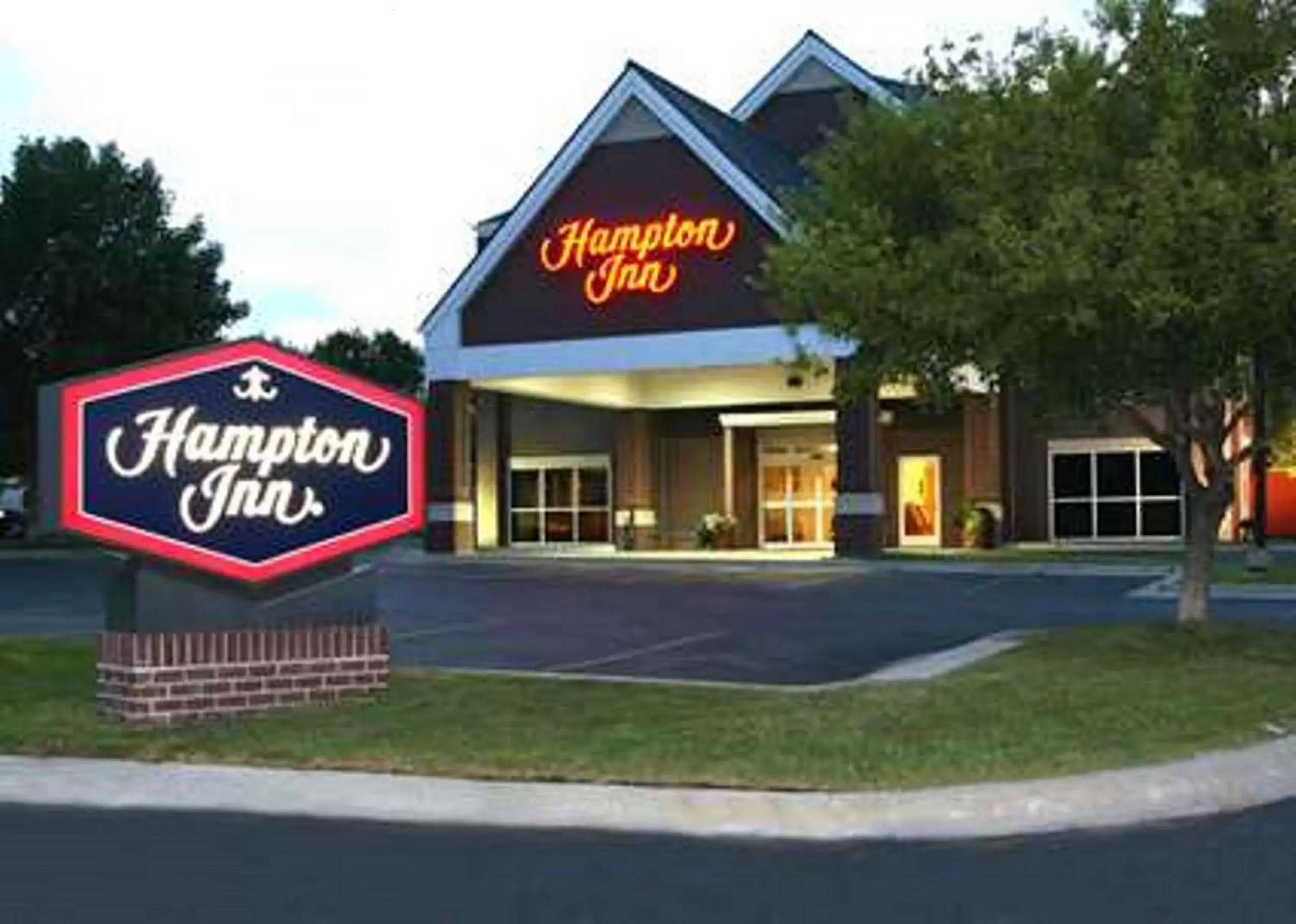 Property Building in Hampton Inn South Heritage Park