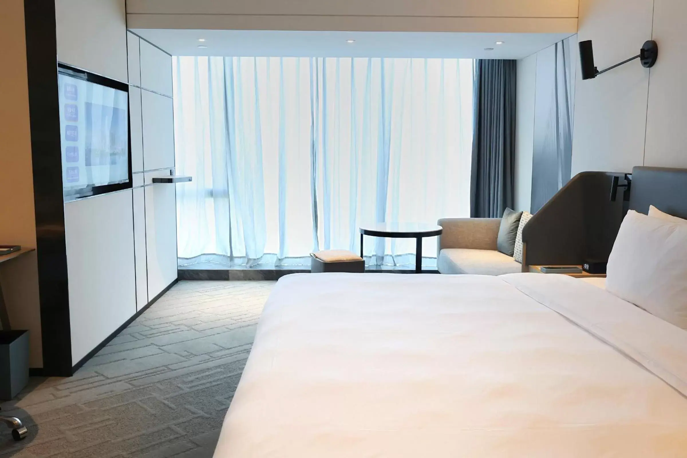 Photo of the whole room, Bed in Crowne Plaza Quanzhou Riverview, an IHG Hotel