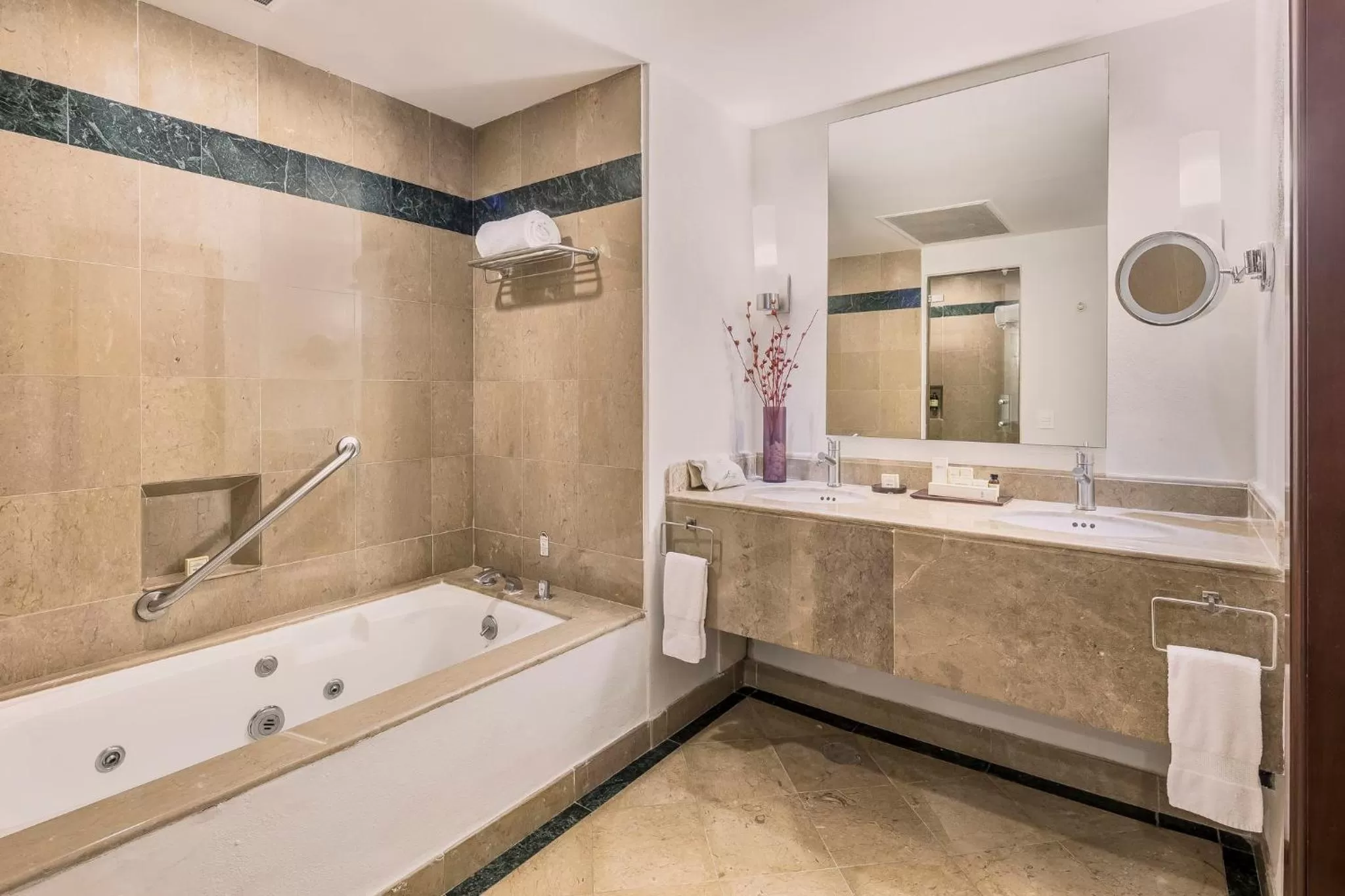 Photo of the whole room in Fiesta Americana Merida